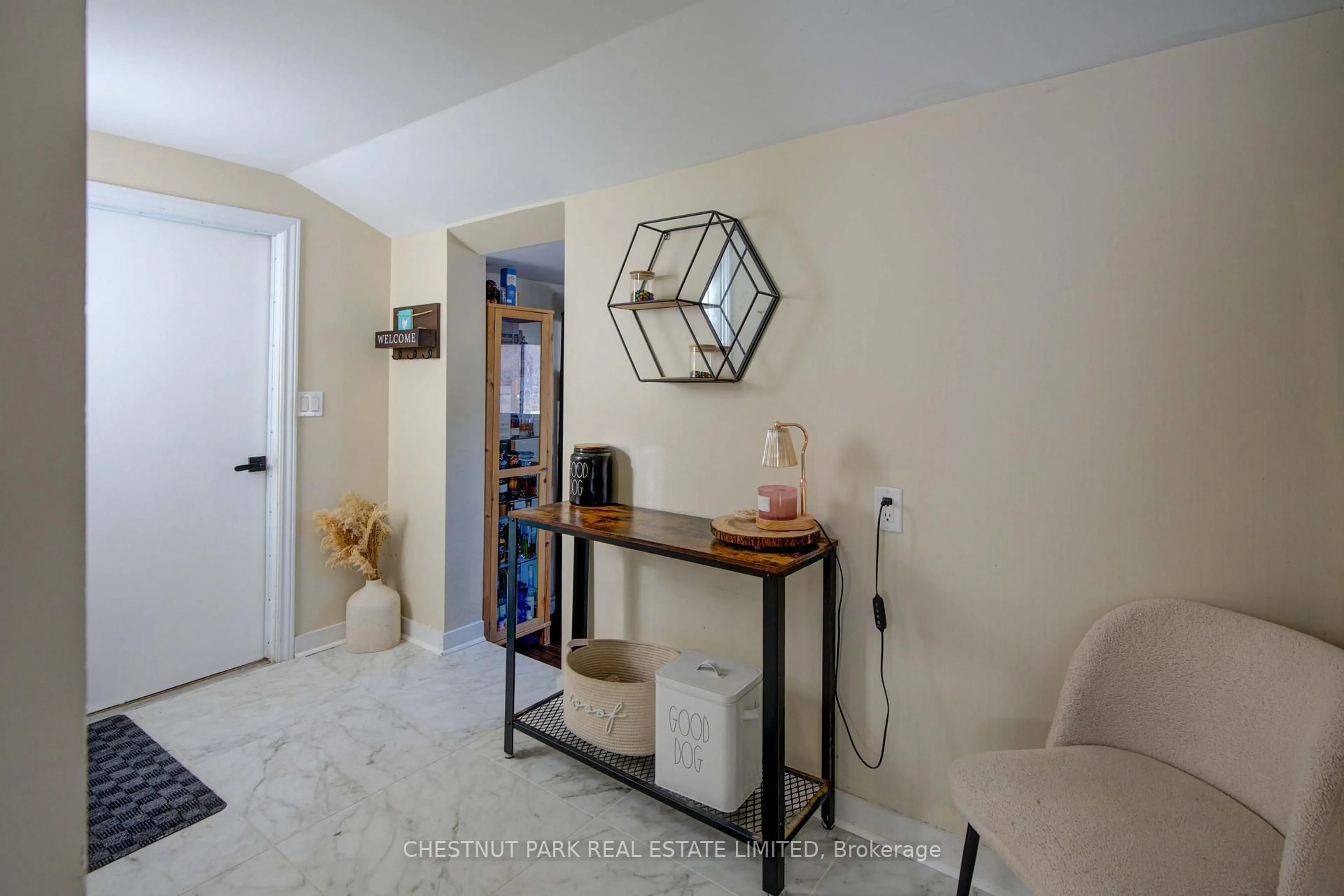 Indoor entryway for 110 Karl St, Belleville Ontario K8N 1J9