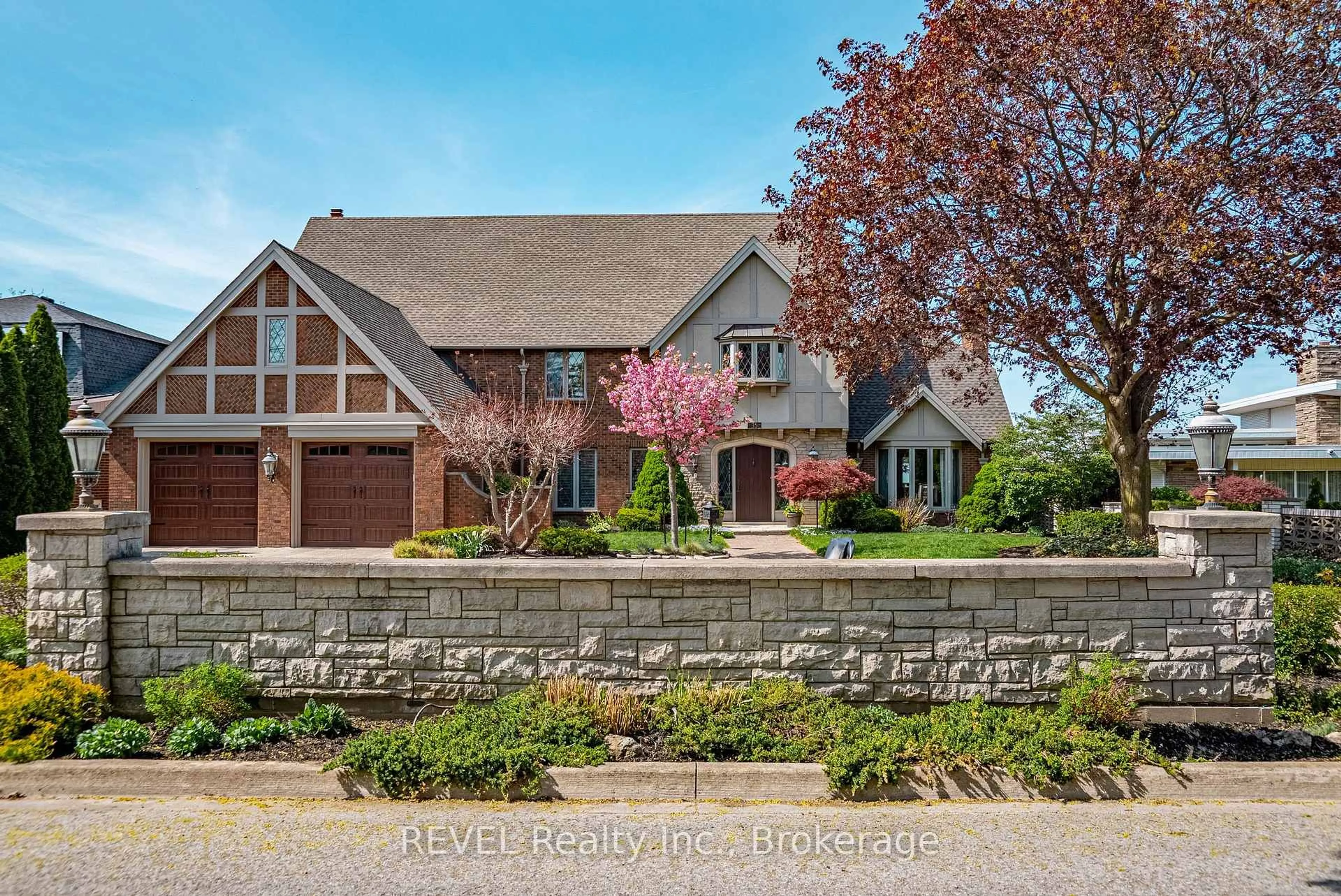 Home with brick exterior material, unknown for 35 CLEARVIEW Hts, St. Catharines Ontario L2T 2W4