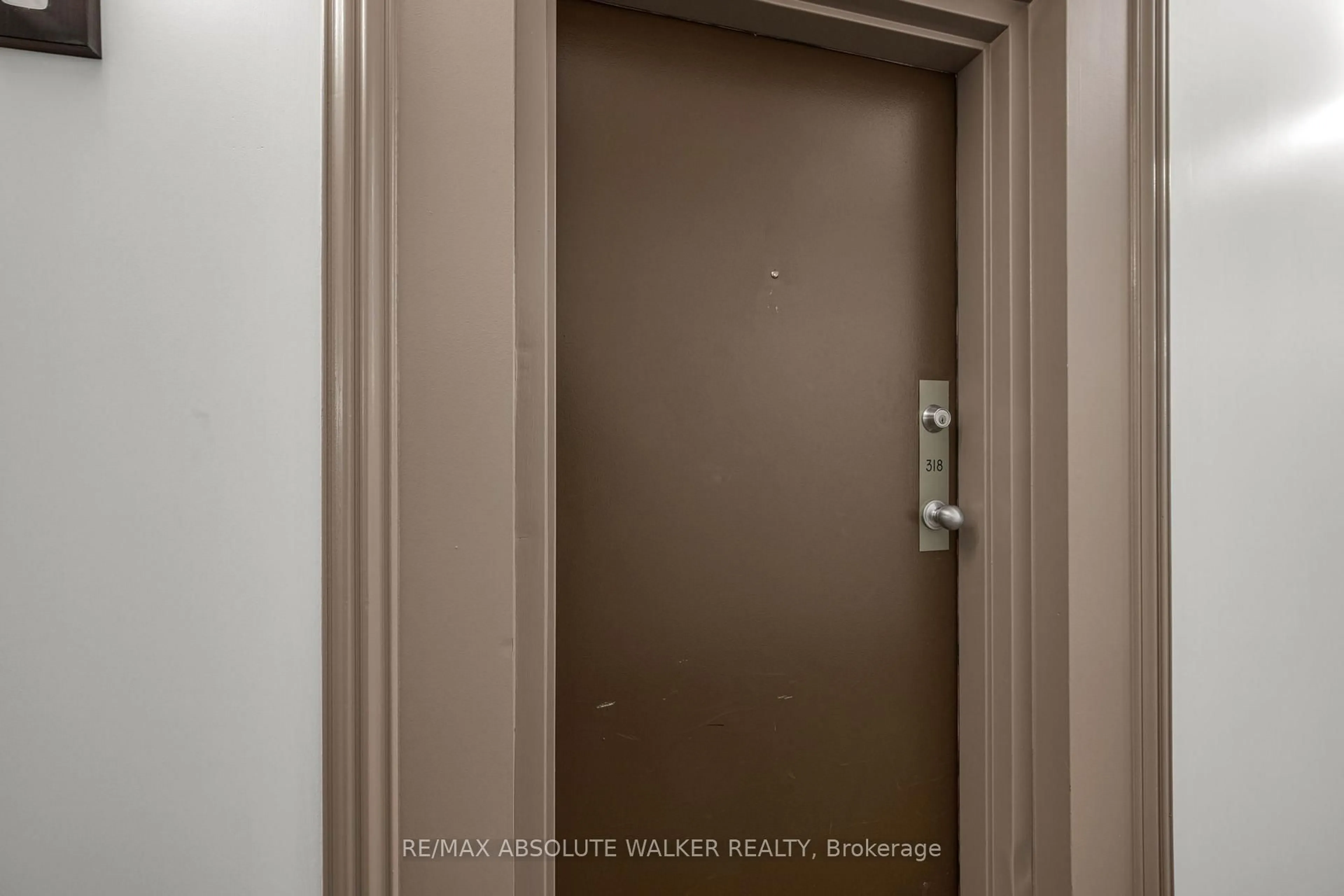 Indoor foyer for 250 Brittany Dr #318, Ottawa Ontario K1K 4M1