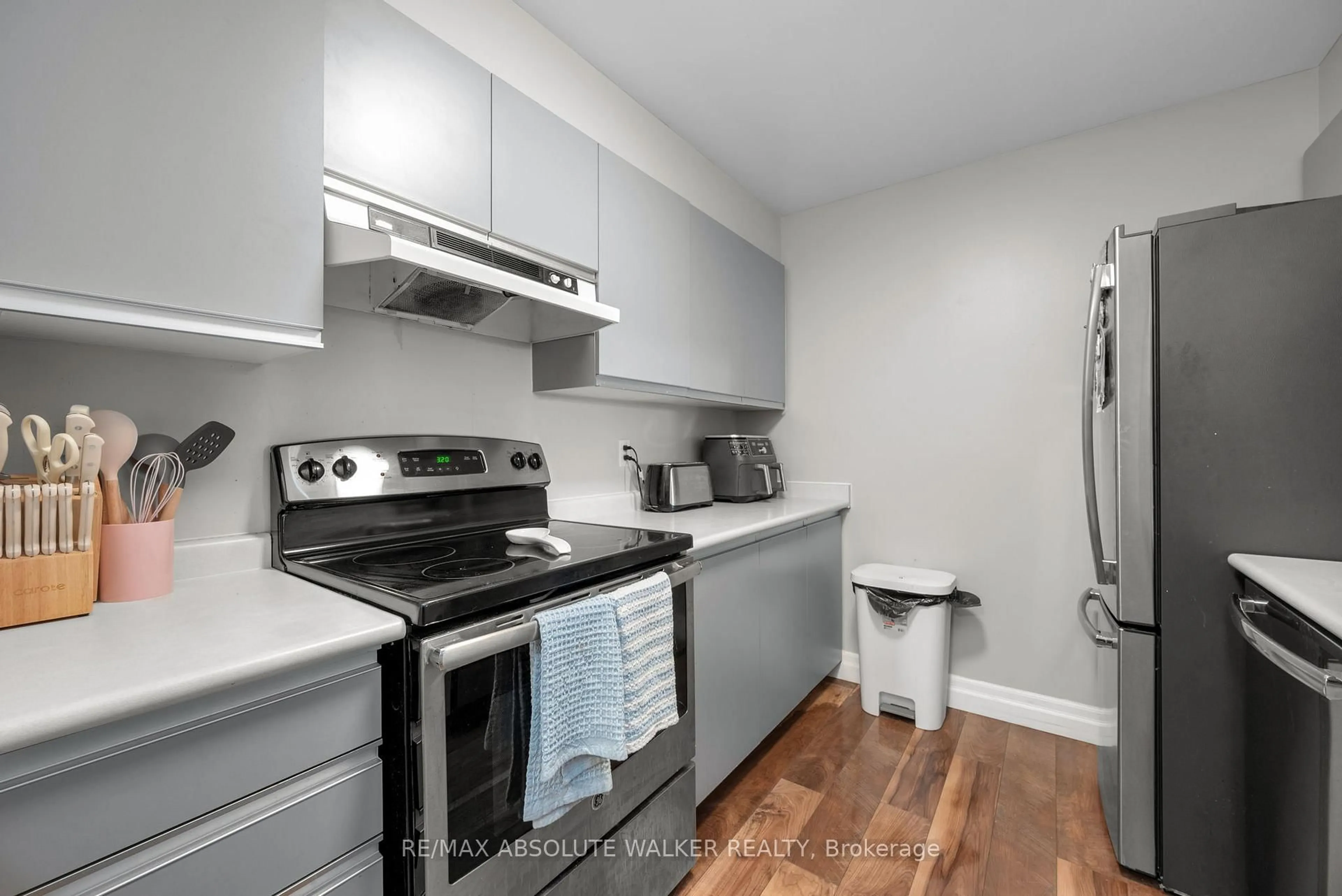Standard kitchen, unknown for 250 Brittany Dr #318, Ottawa Ontario K1K 4M1