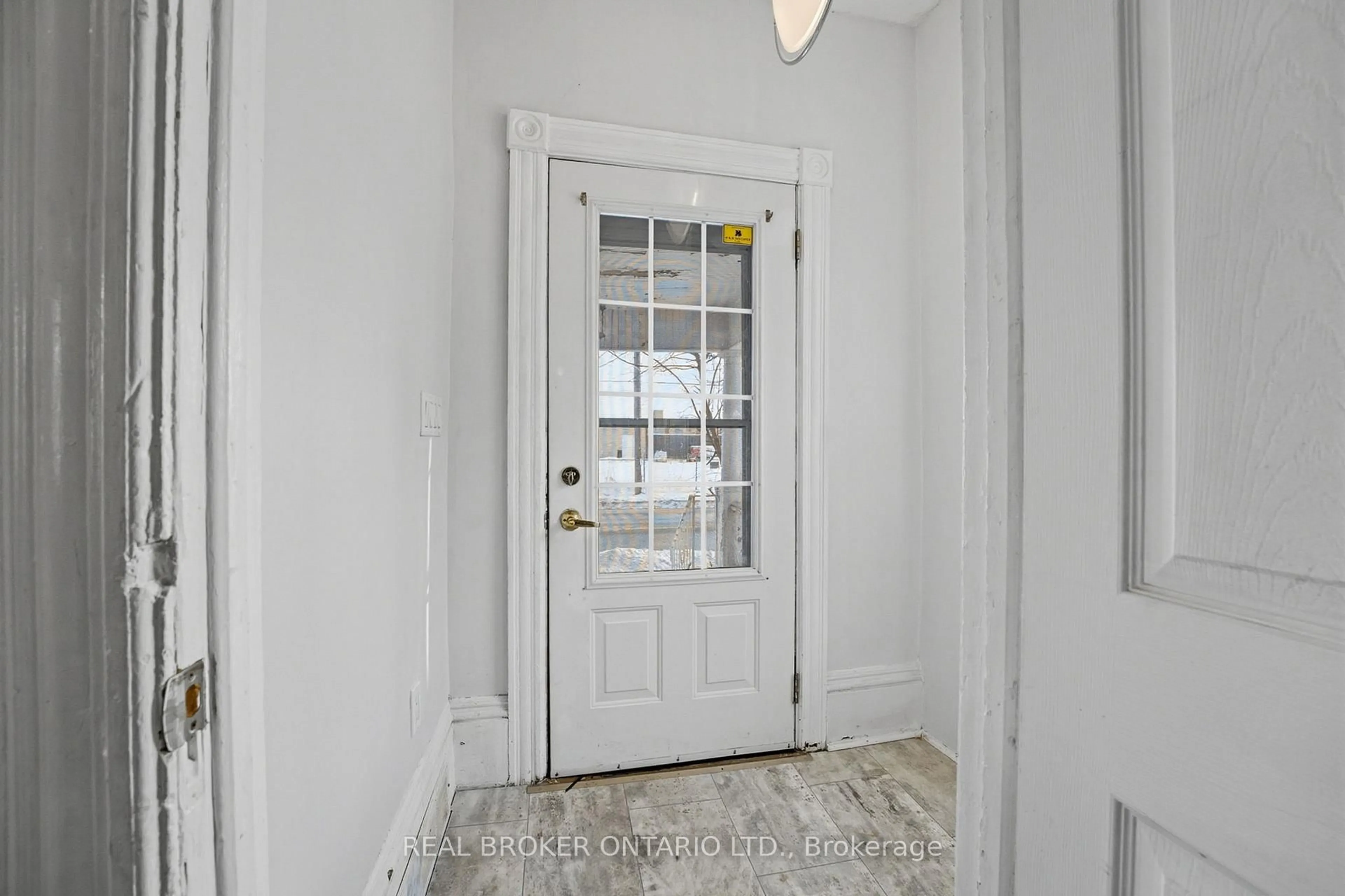 Indoor entryway for 58 Queen St, Norfolk Ontario N3Y 3Y3