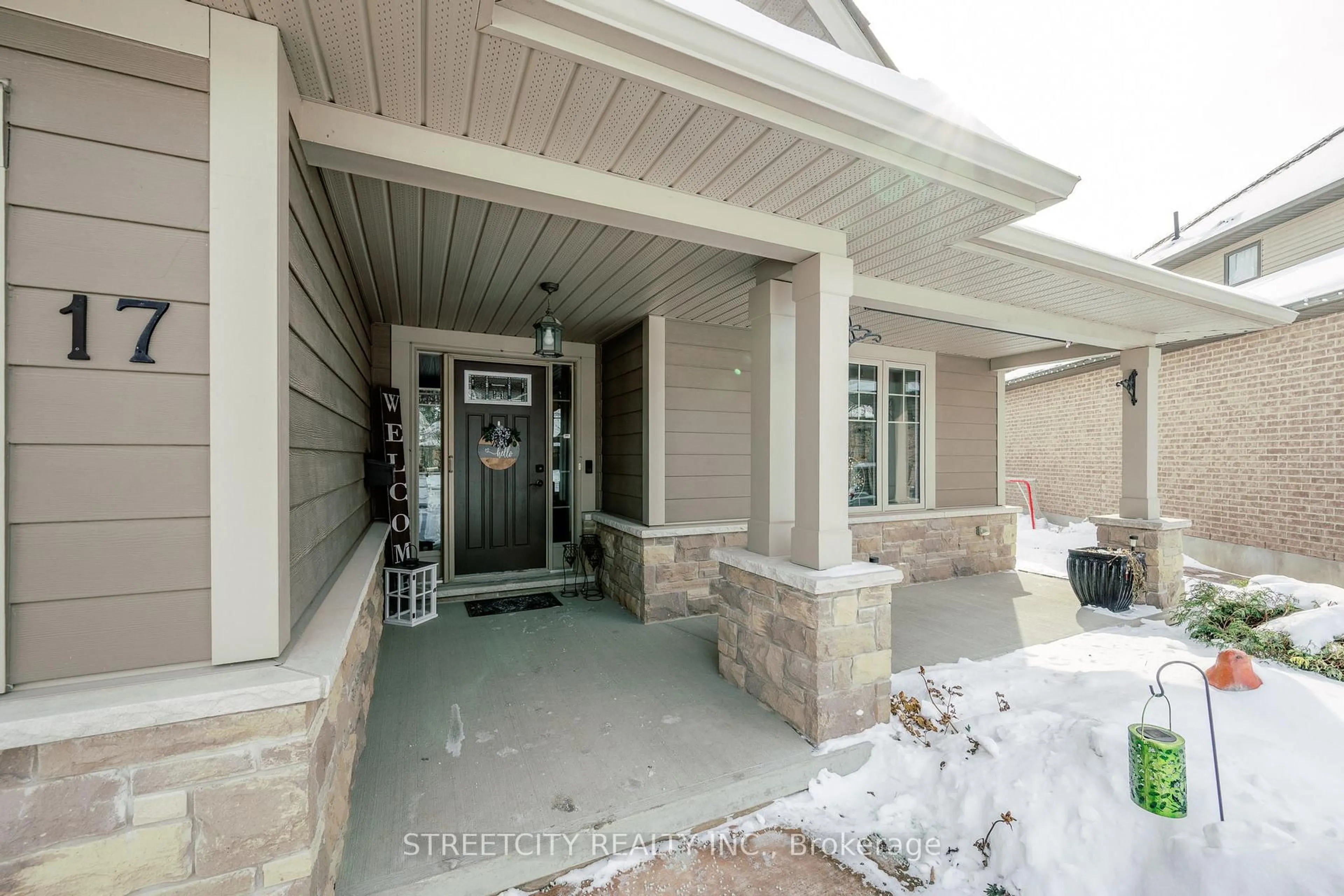 Indoor entryway for 17 Tanager Pl, St. Thomas Ontario N5R 6K9