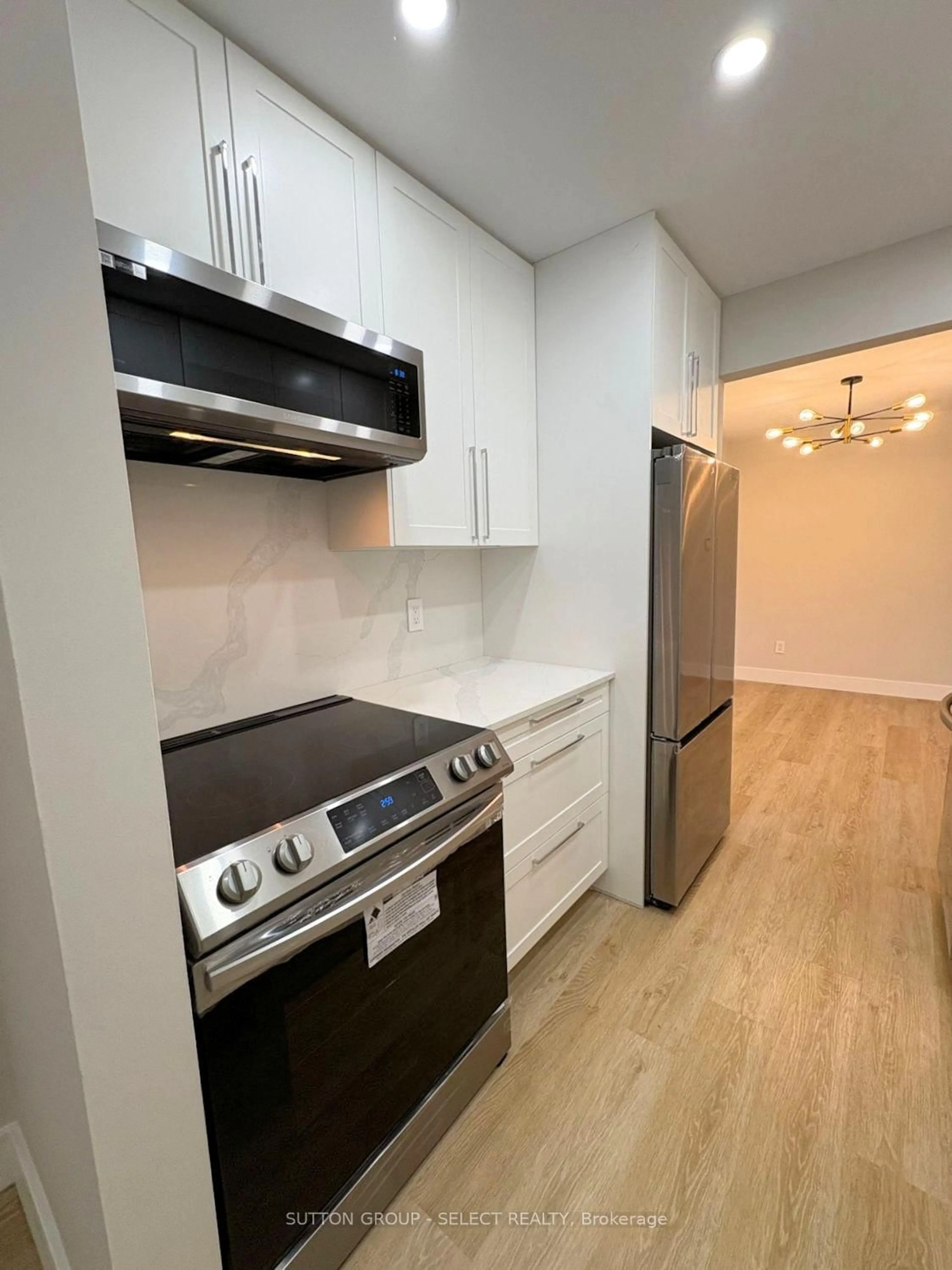 Standard kitchen, wood/laminate floor for 2230 Trafalgar St #109, London East Ontario N5V 4J9