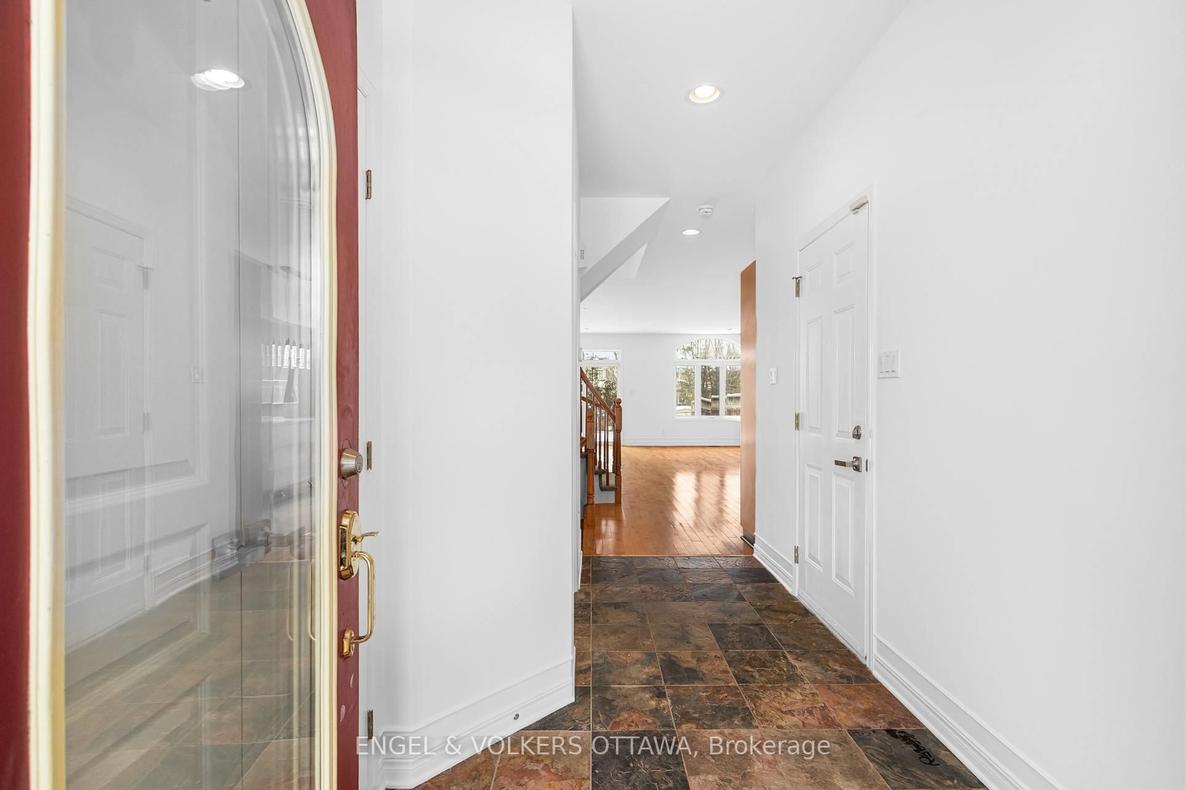 Indoor entryway for 318 PARKIN Circ, Ottawa Ontario K1T 4G6
