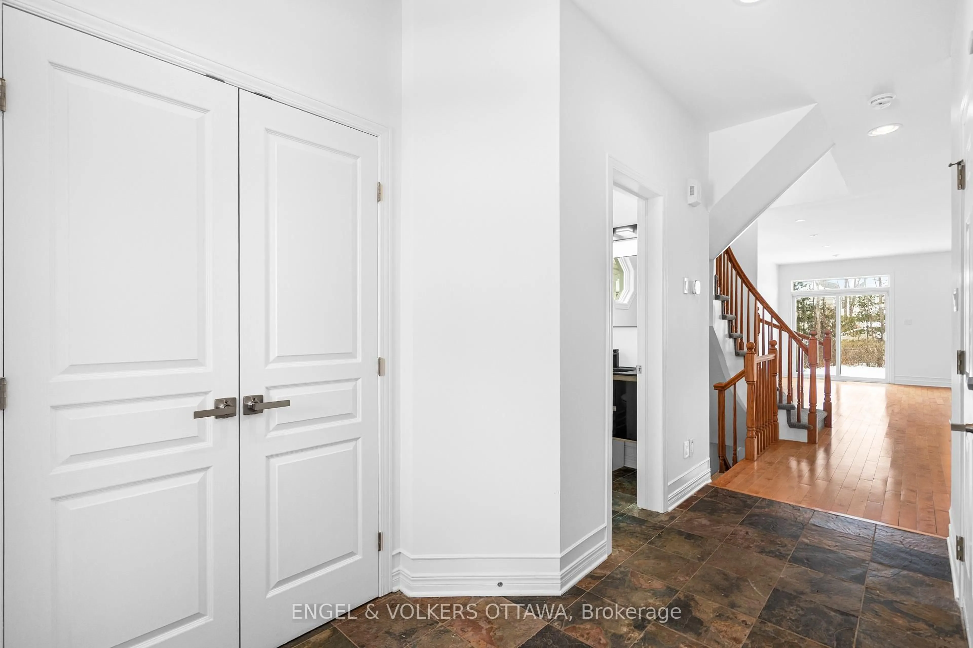 Indoor entryway for 318 PARKIN Circ, Ottawa Ontario K1T 4G6