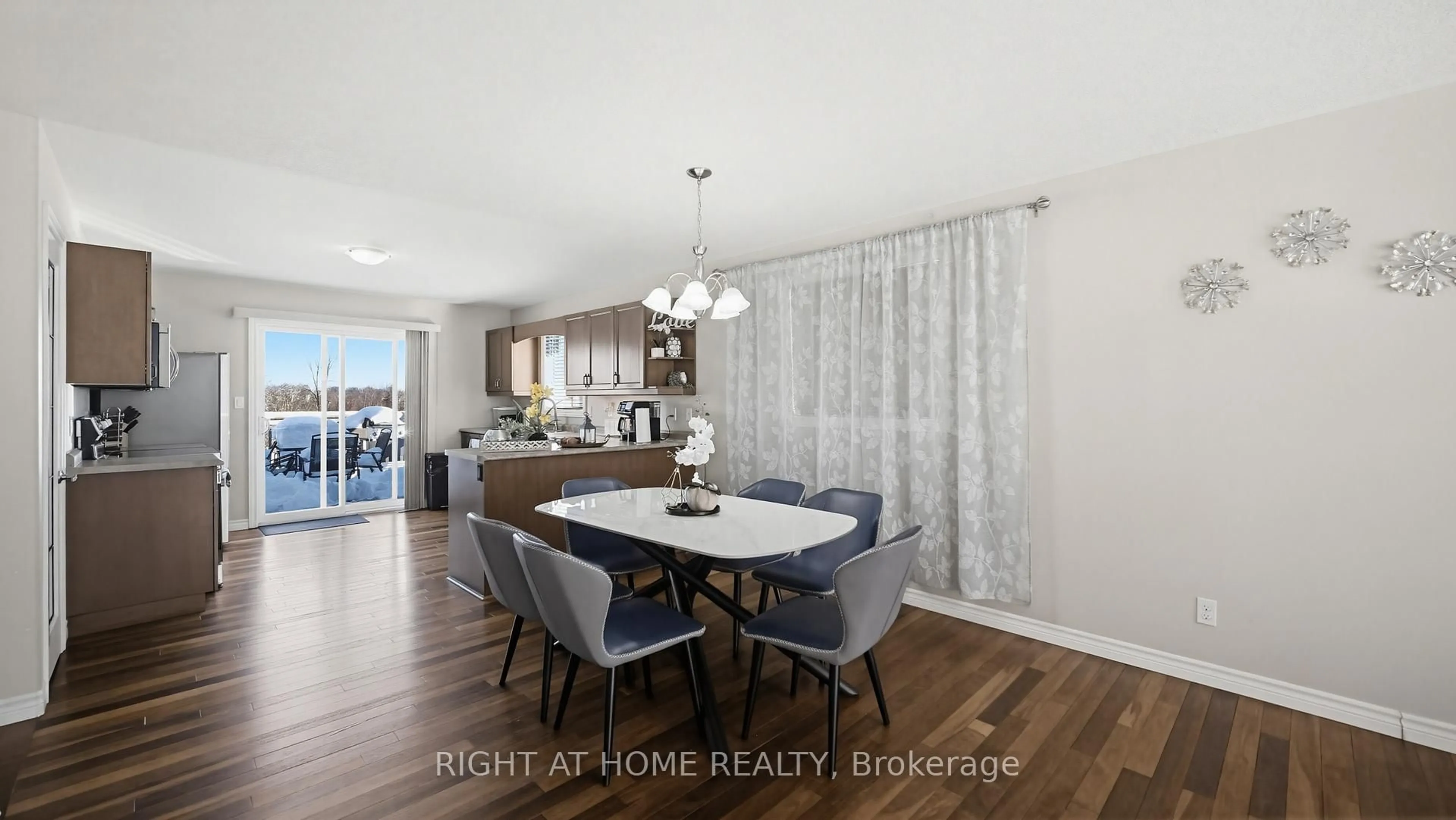 Dining room, wood/laminate floor for 73 Frank St, Belleville Ontario K8P 3V5