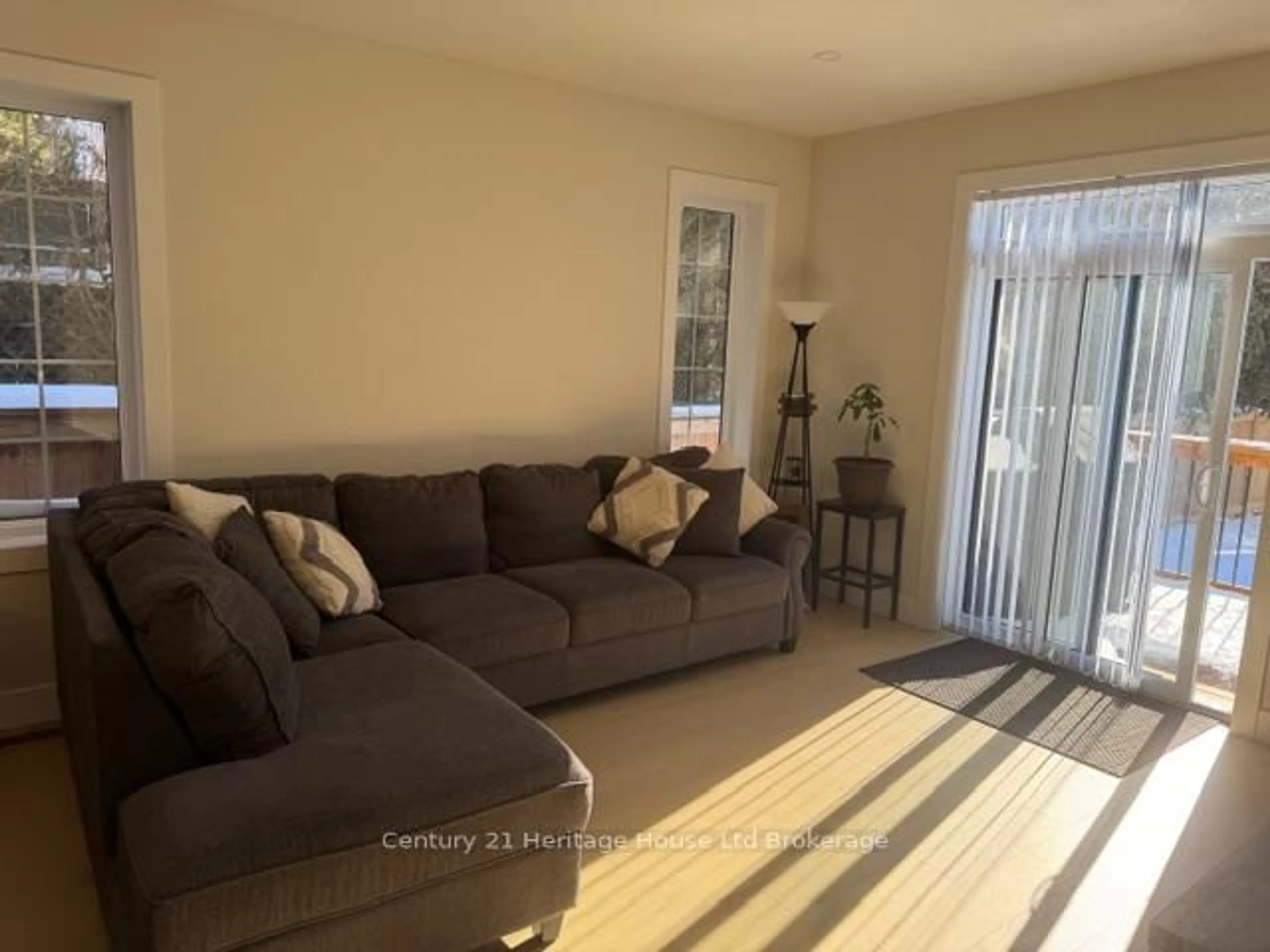 Living room with furniture, unknown for 3.5 South Court St, Norwich Ontario N0J 1P0