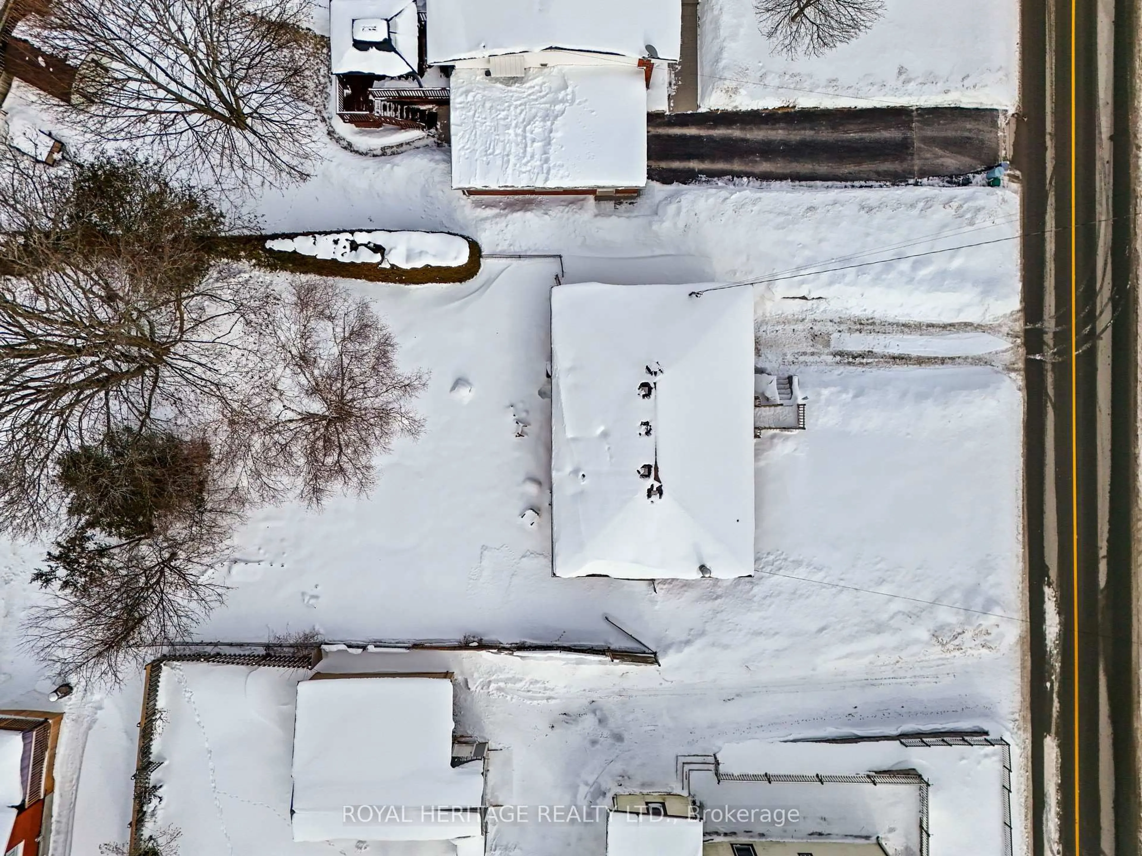 A pic from outside/outdoor area/front of a property/back of a property/a pic from drone, building for 84 Alice St, Brighton Ontario K0K 1H0