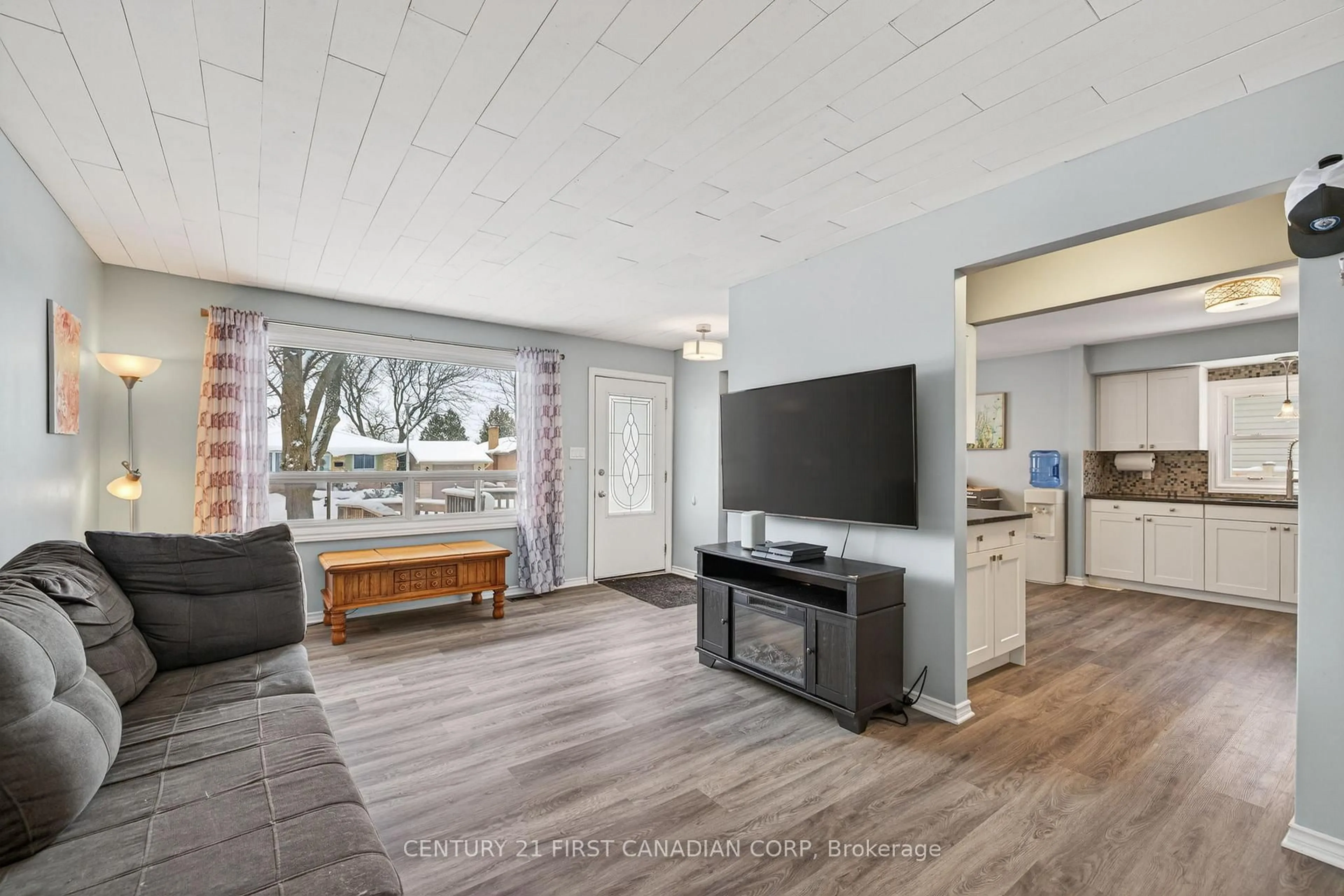 Living room with furniture, unknown for 75 Mendip Cres, London South Ontario N6E 1H2