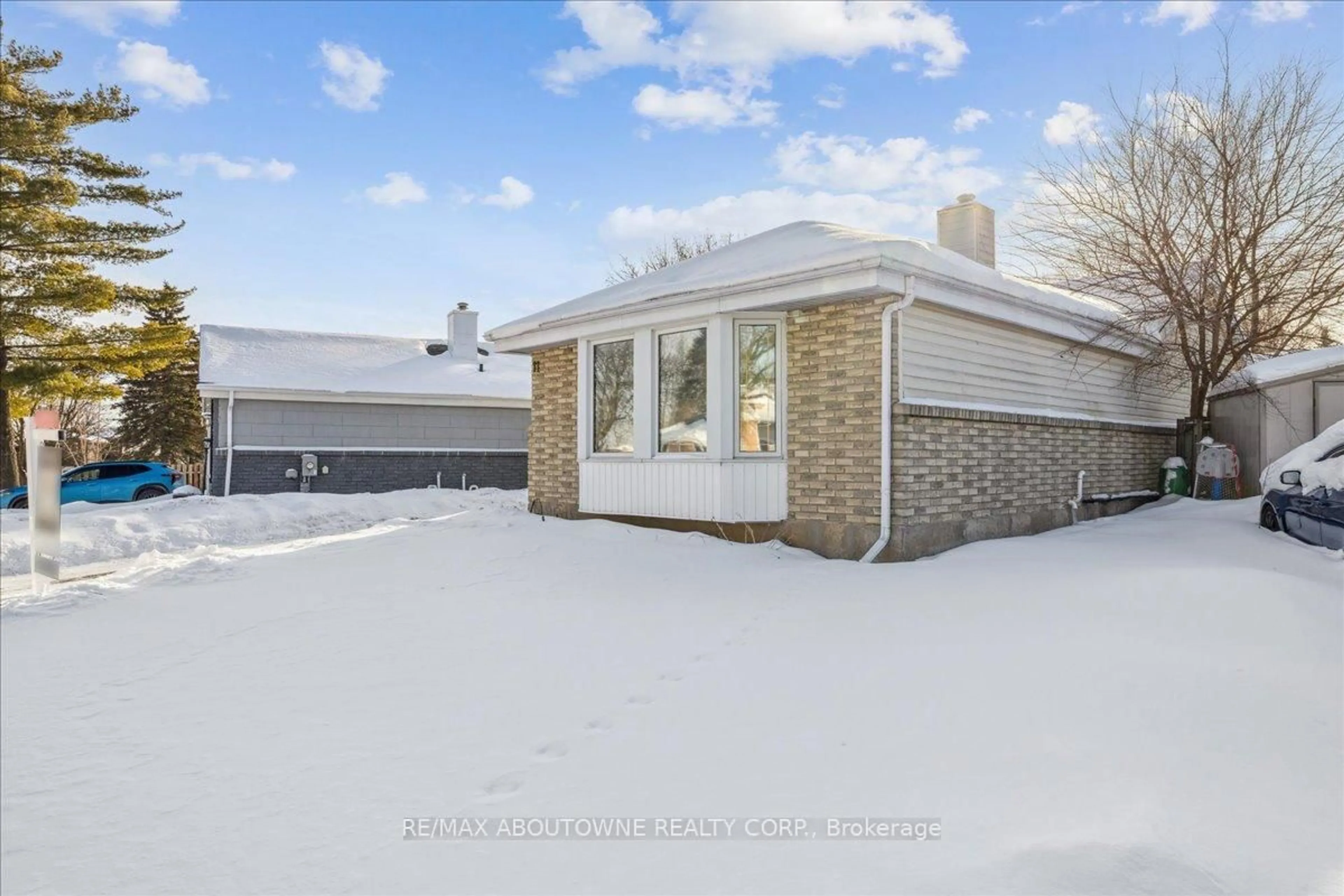 A pic from outside/outdoor area/front of a property/back of a property/a pic from drone, street for 11 Macteith Crt, Cambridge Ontario N1R 8J1