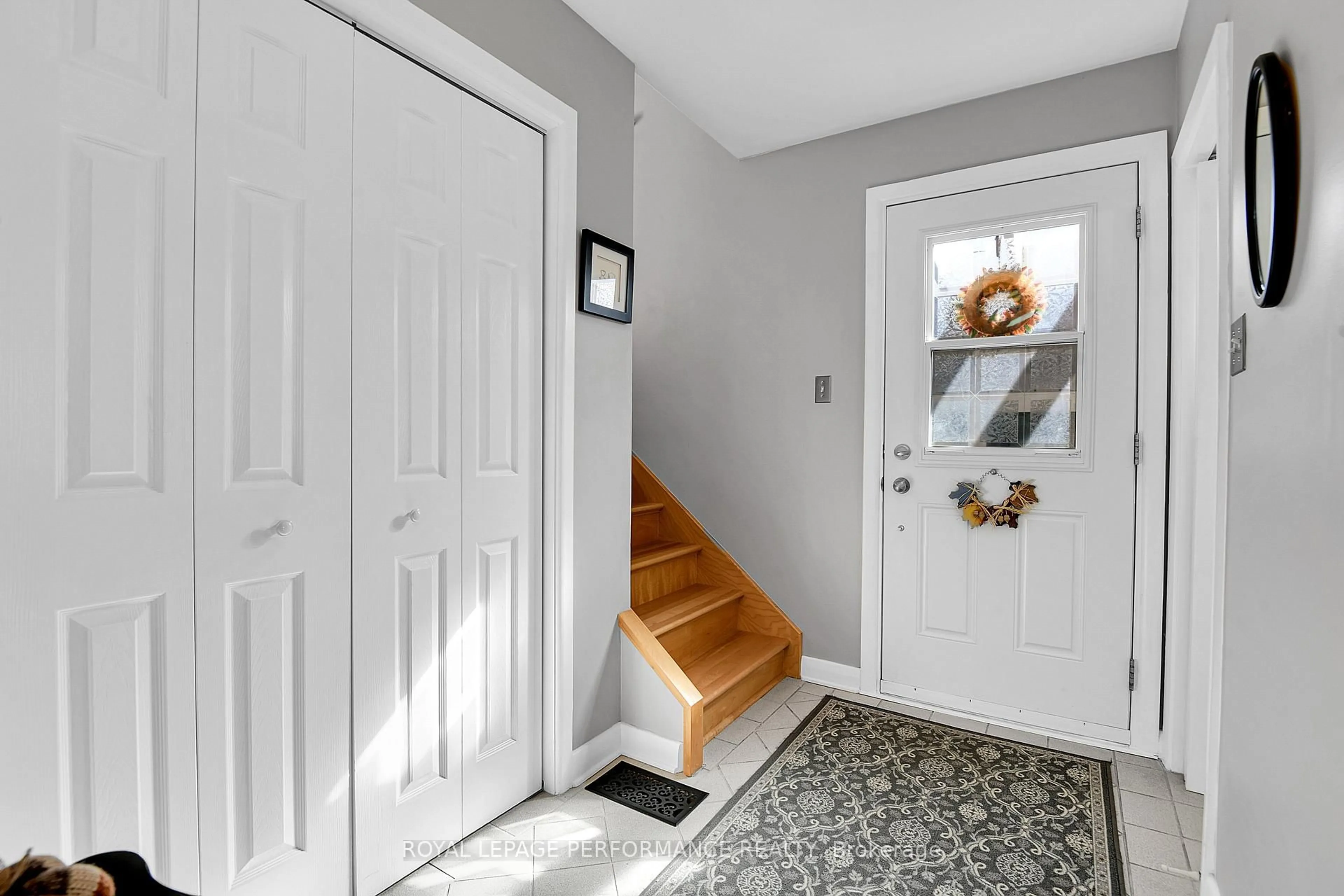 Indoor entryway for 2239 Webster Ave, Ottawa Ontario K1H 7H1