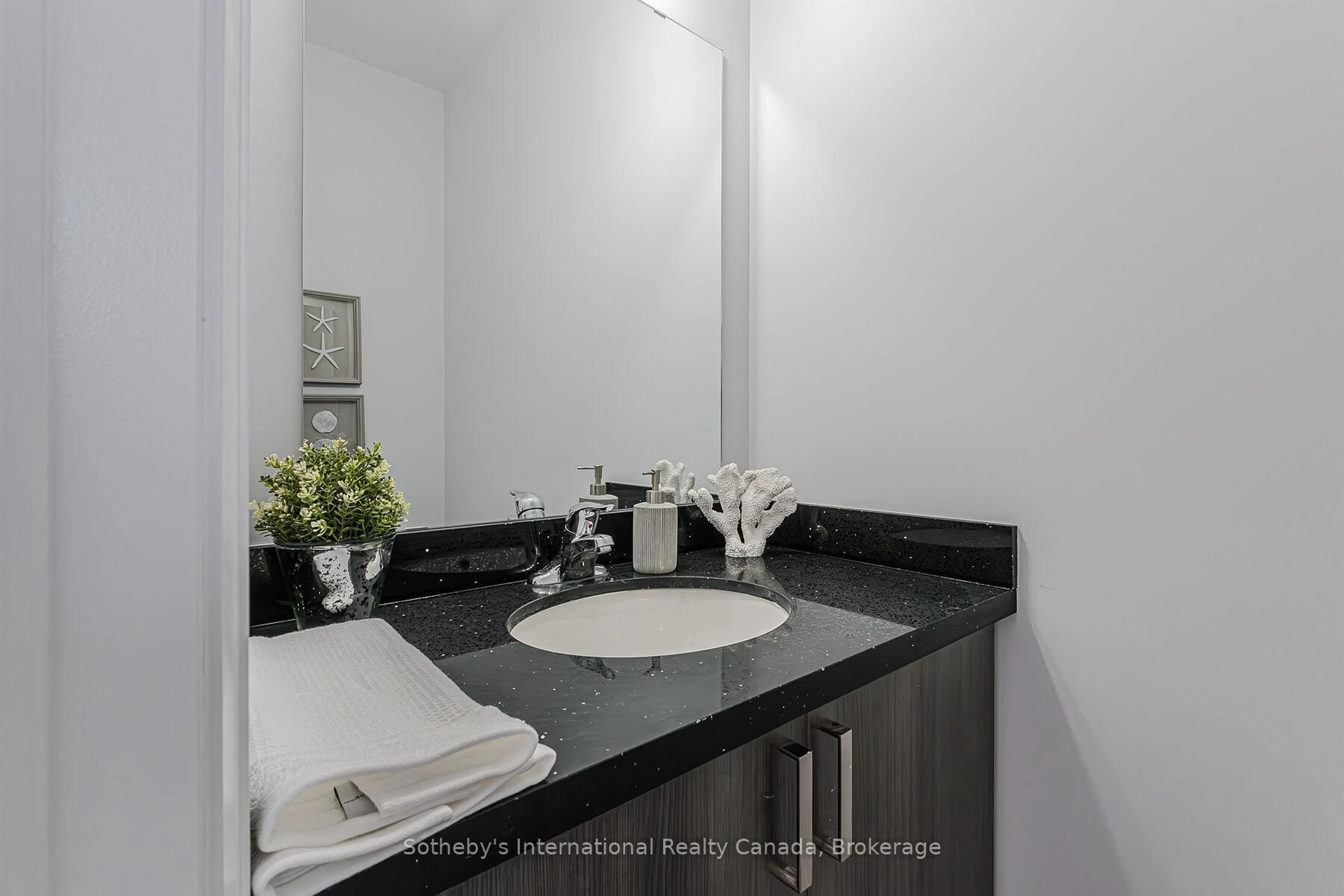 Standard bathroom, ceramic/tile floor for 550 Grey St #52, Brantford Ontario N3S 0C4