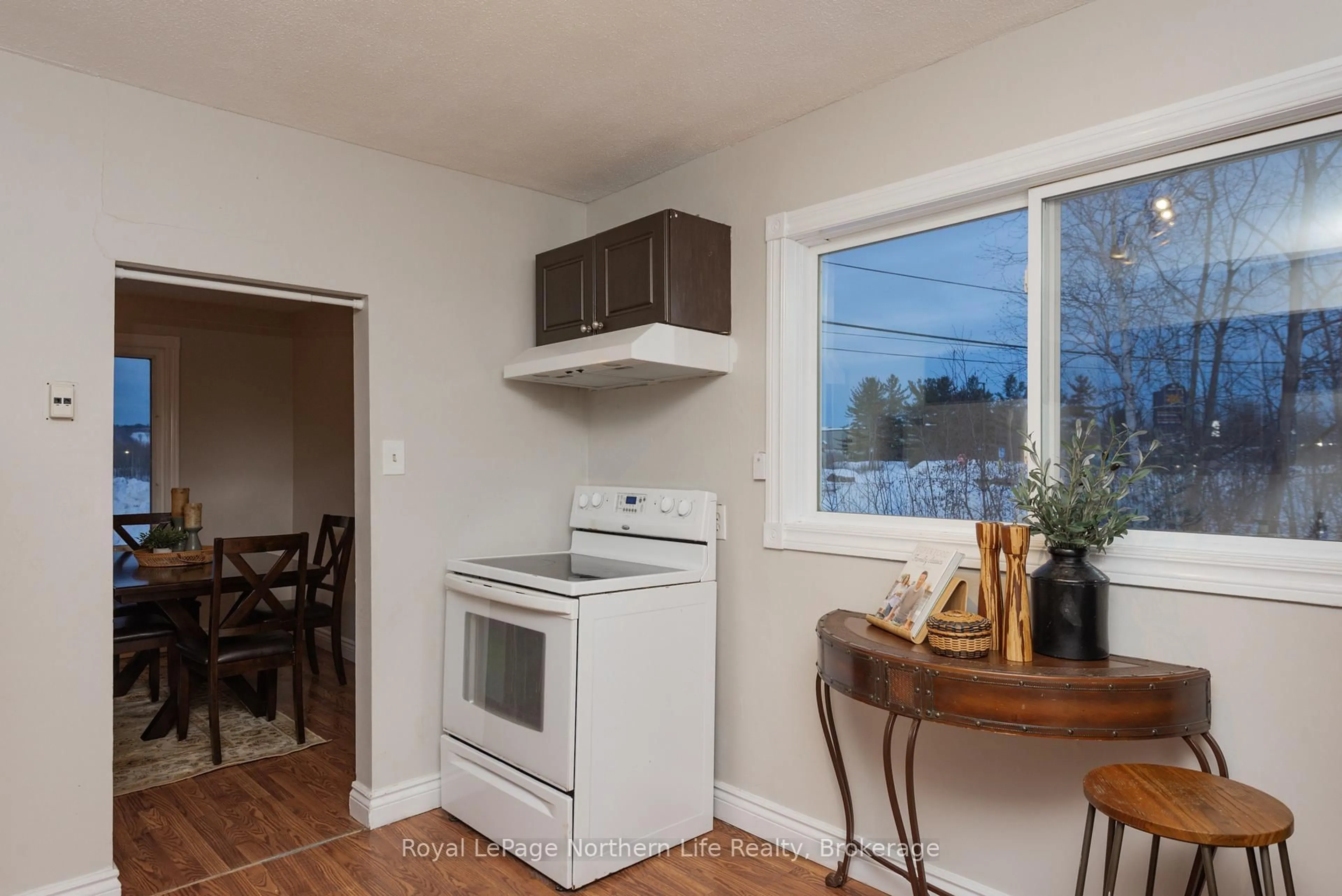 Standard kitchen, wood/laminate floor for 1631 Cholette St, North Bay Ontario P1A 0B2