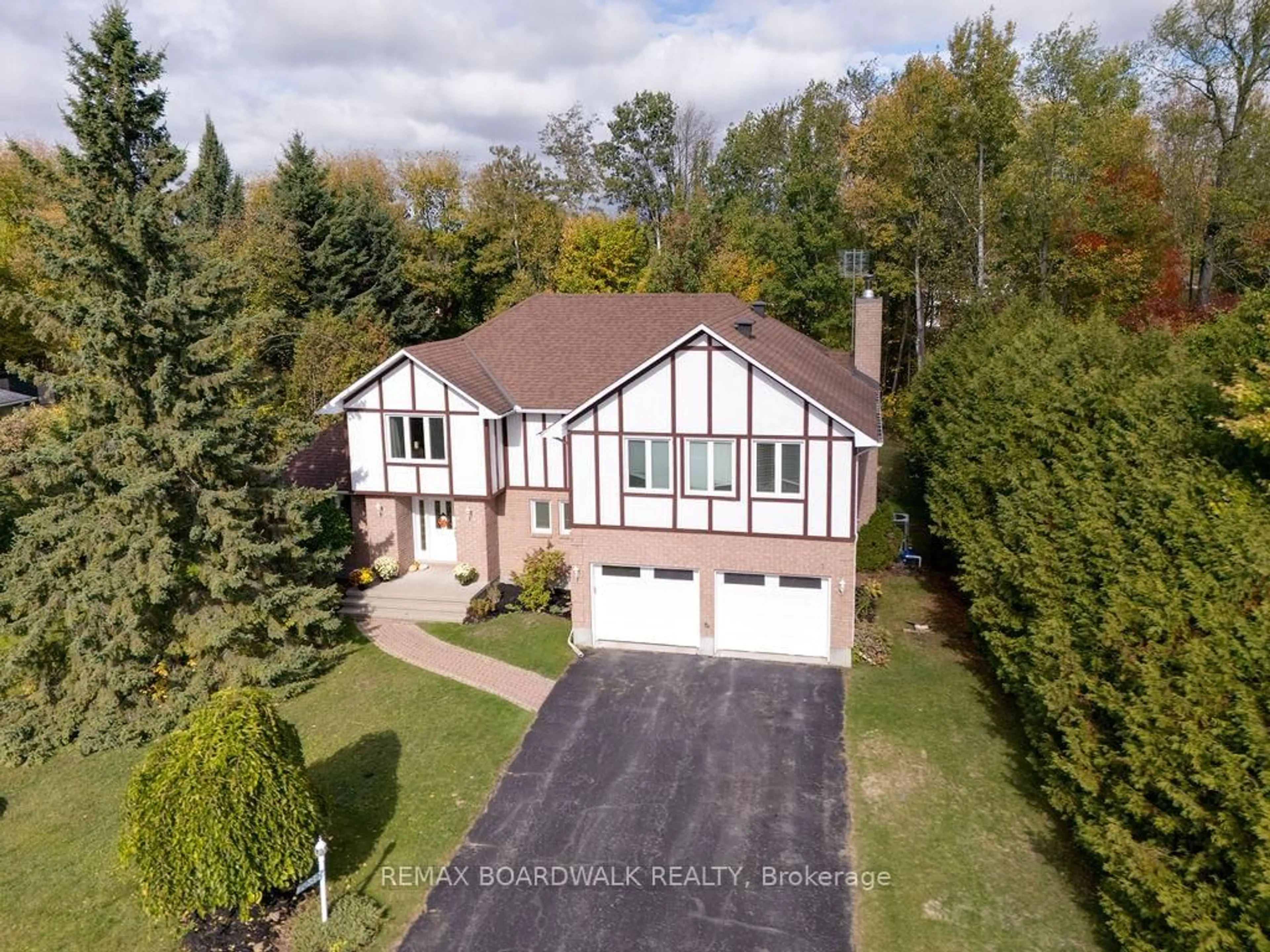 A pic from outside/outdoor area/front of a property/back of a property/a pic from drone, unknown for 7089 Bush Dr, Ottawa Ontario K4P 1M8