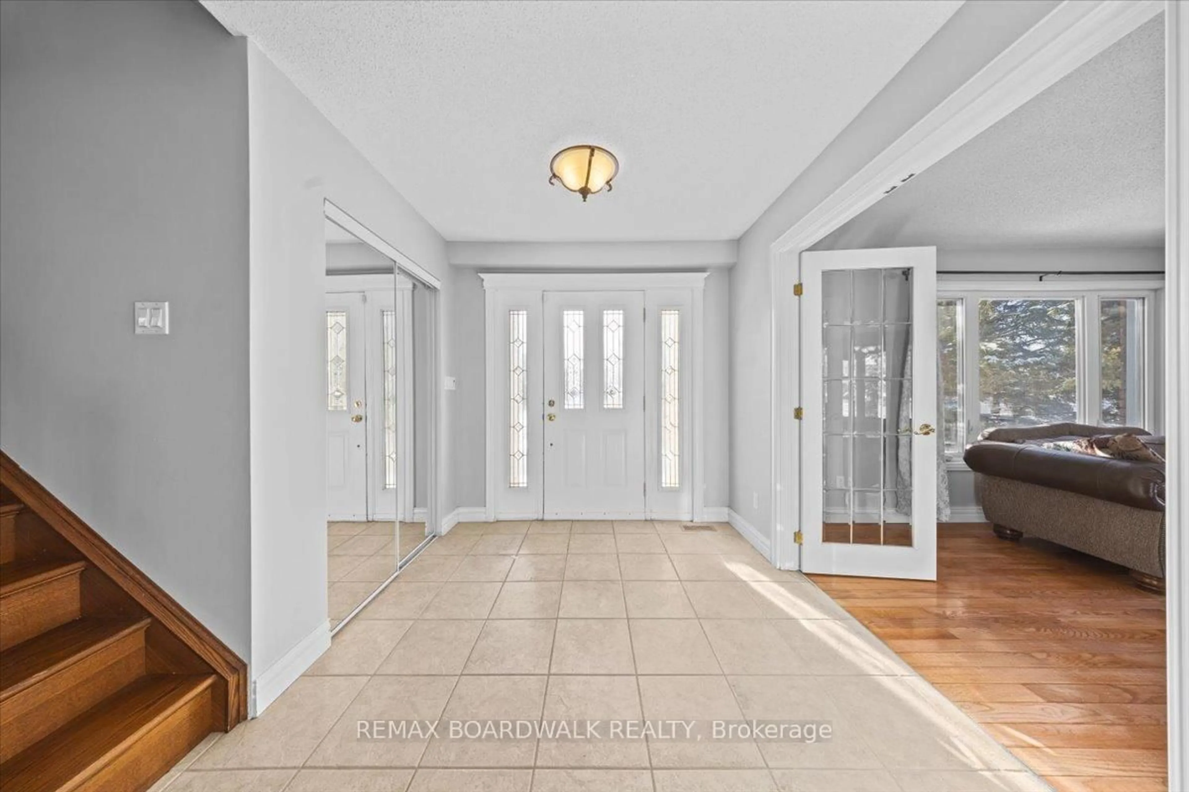 Indoor entryway for 7089 Bush Dr, Ottawa Ontario K4P 1M8