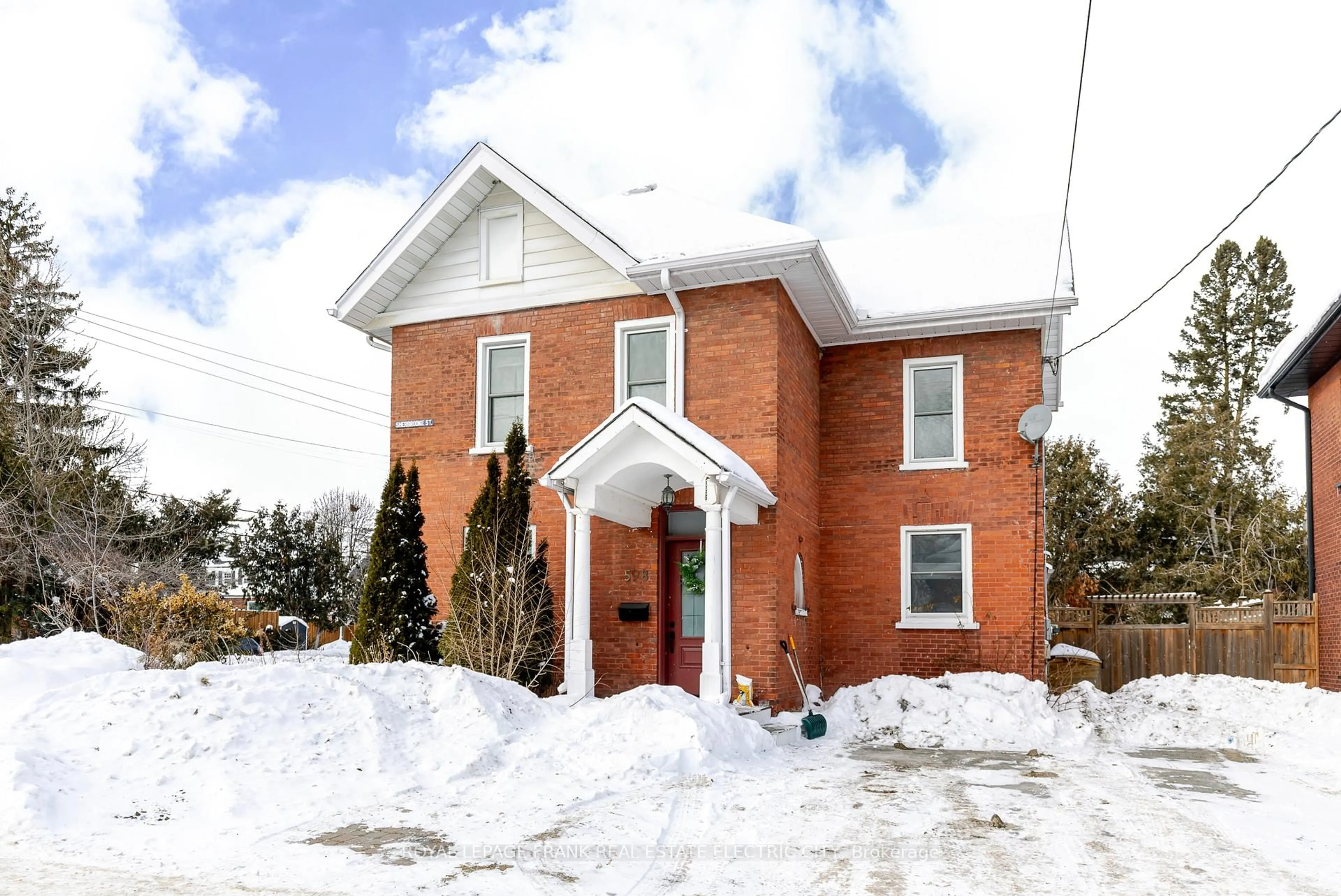 Home with brick exterior material, building for 598 Sherbrooke St, Peterborough Ontario K9J 2P5