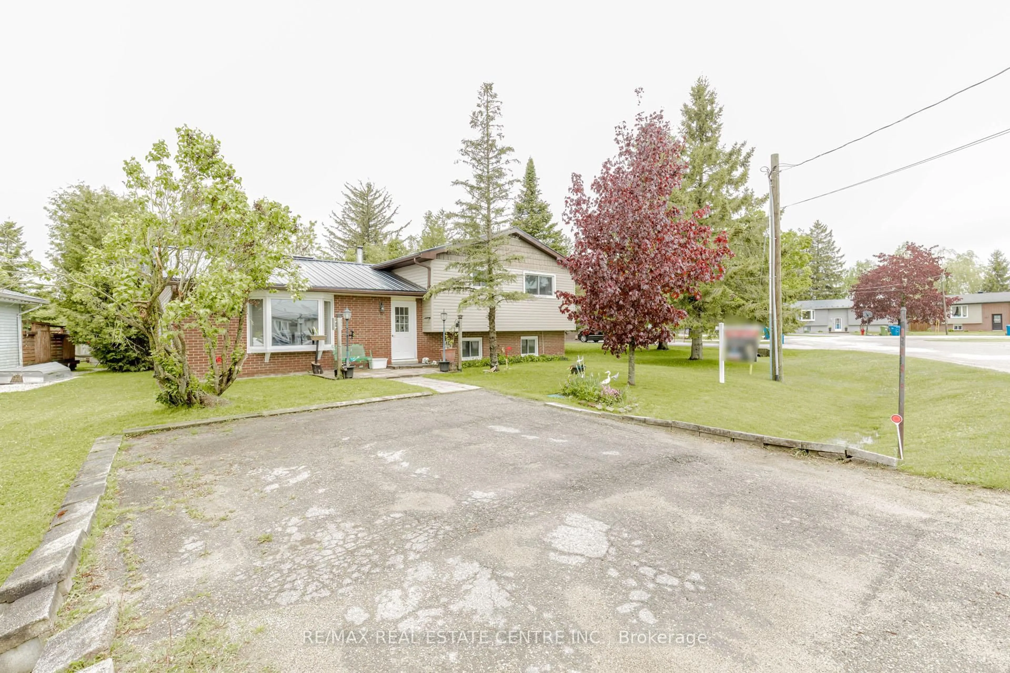 A pic from outside/outdoor area/front of a property/back of a property/a pic from drone, street for 14 Pine Crt, Southgate Ontario N0C 1B0