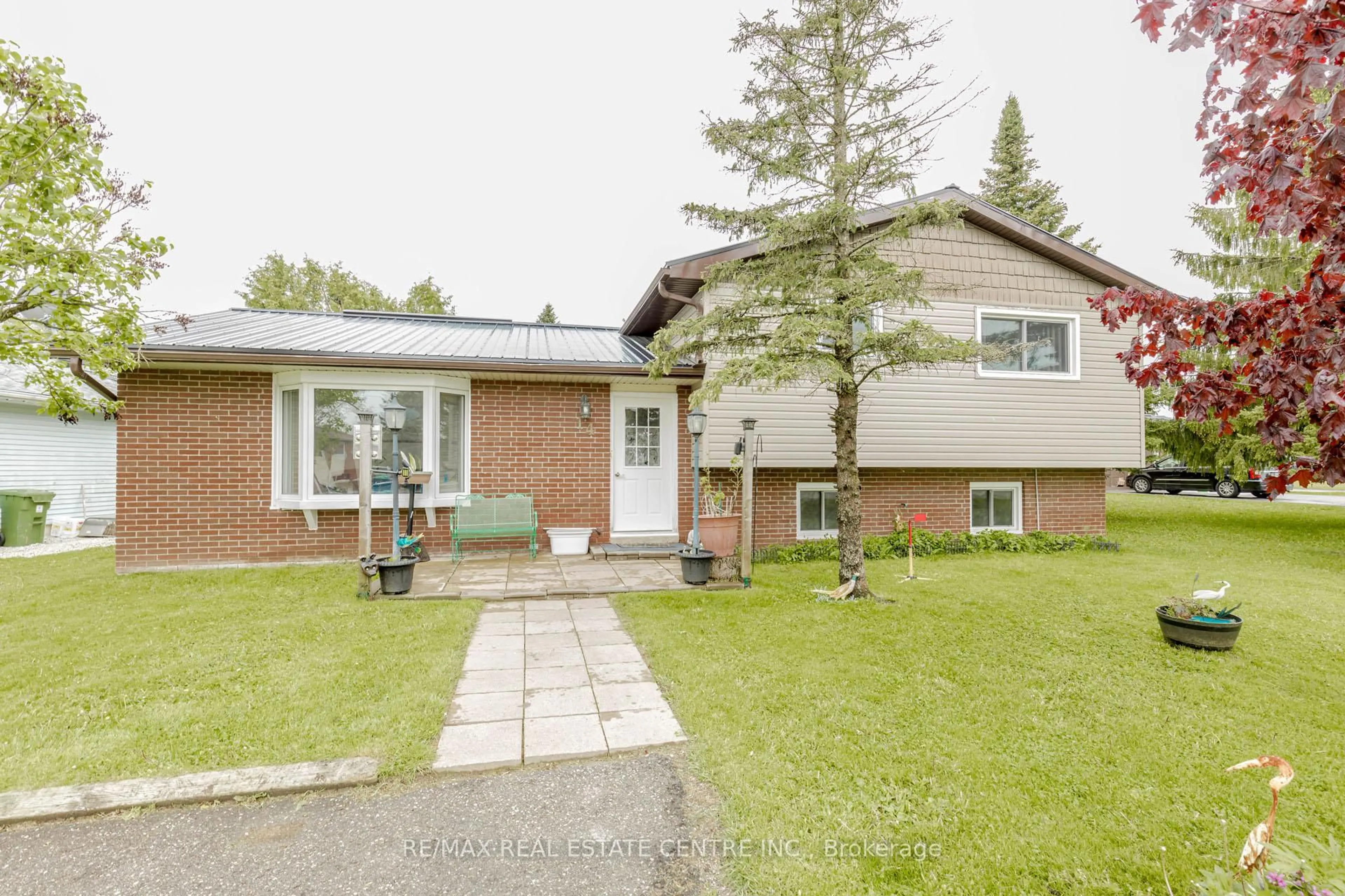 Home with brick exterior material, street for 14 Pine Crt, Southgate Ontario N0C 1B0