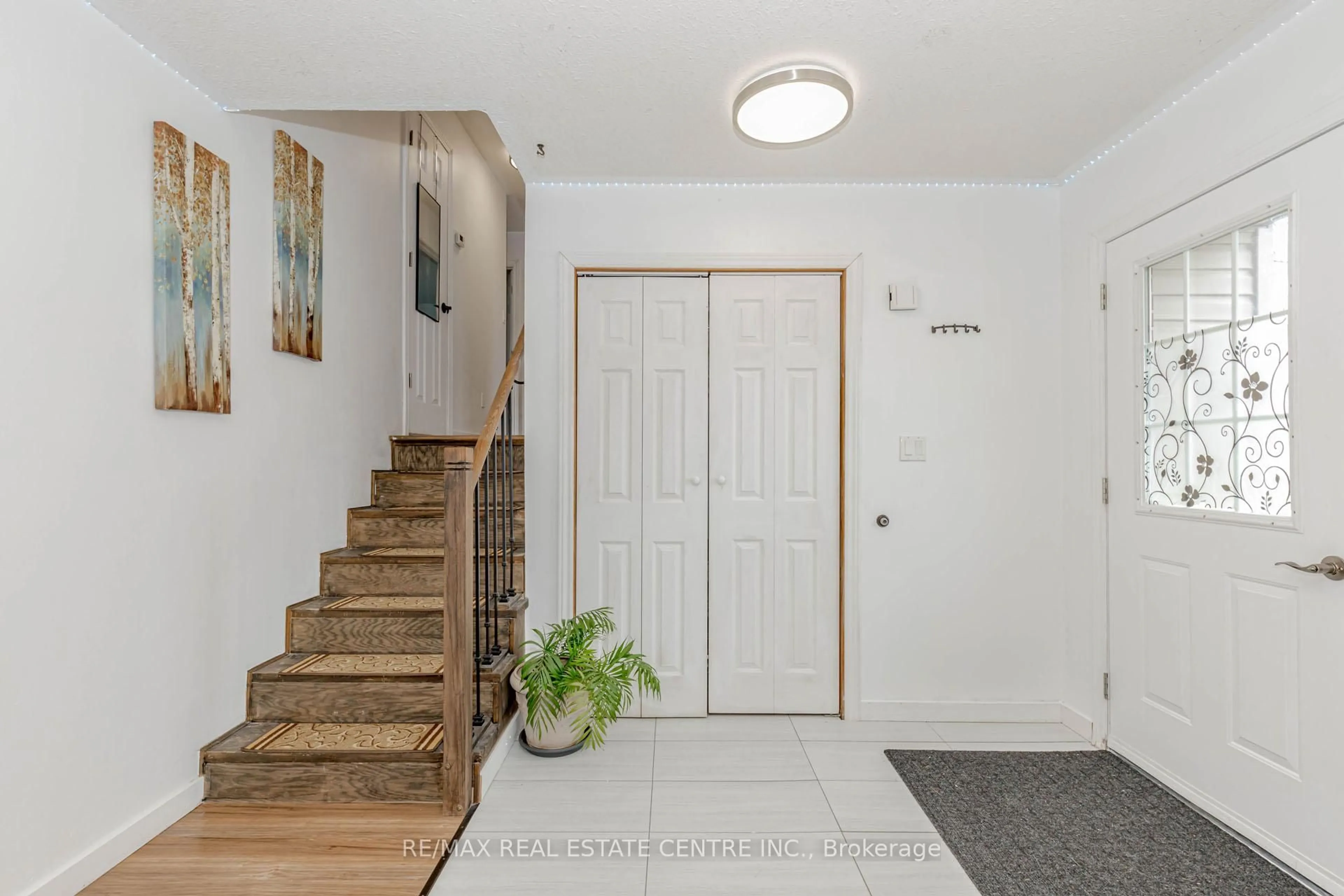Indoor entryway for 14 Pine Crt, Southgate Ontario N0C 1B0
