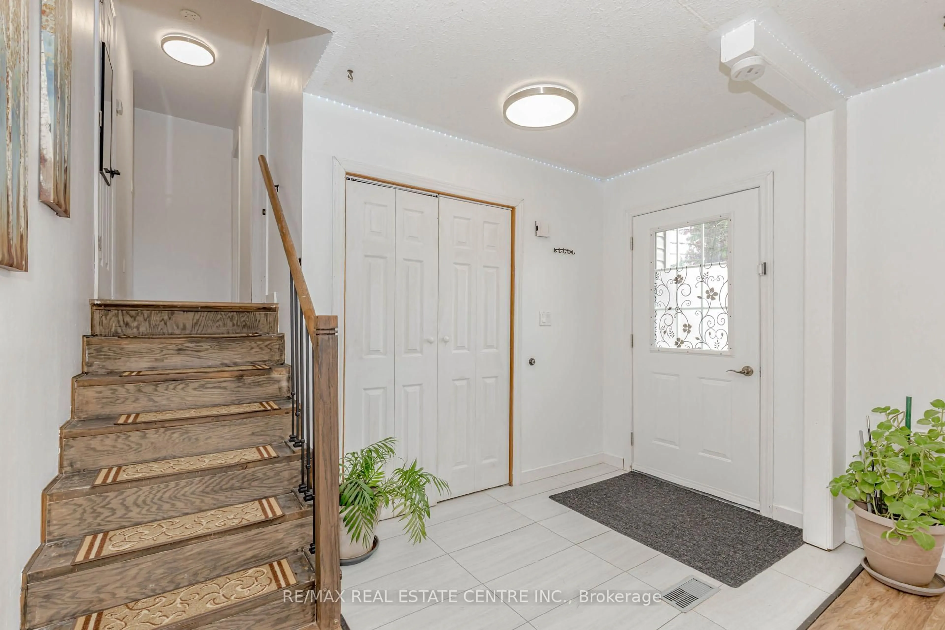 Indoor entryway for 14 Pine Crt, Southgate Ontario N0C 1B0