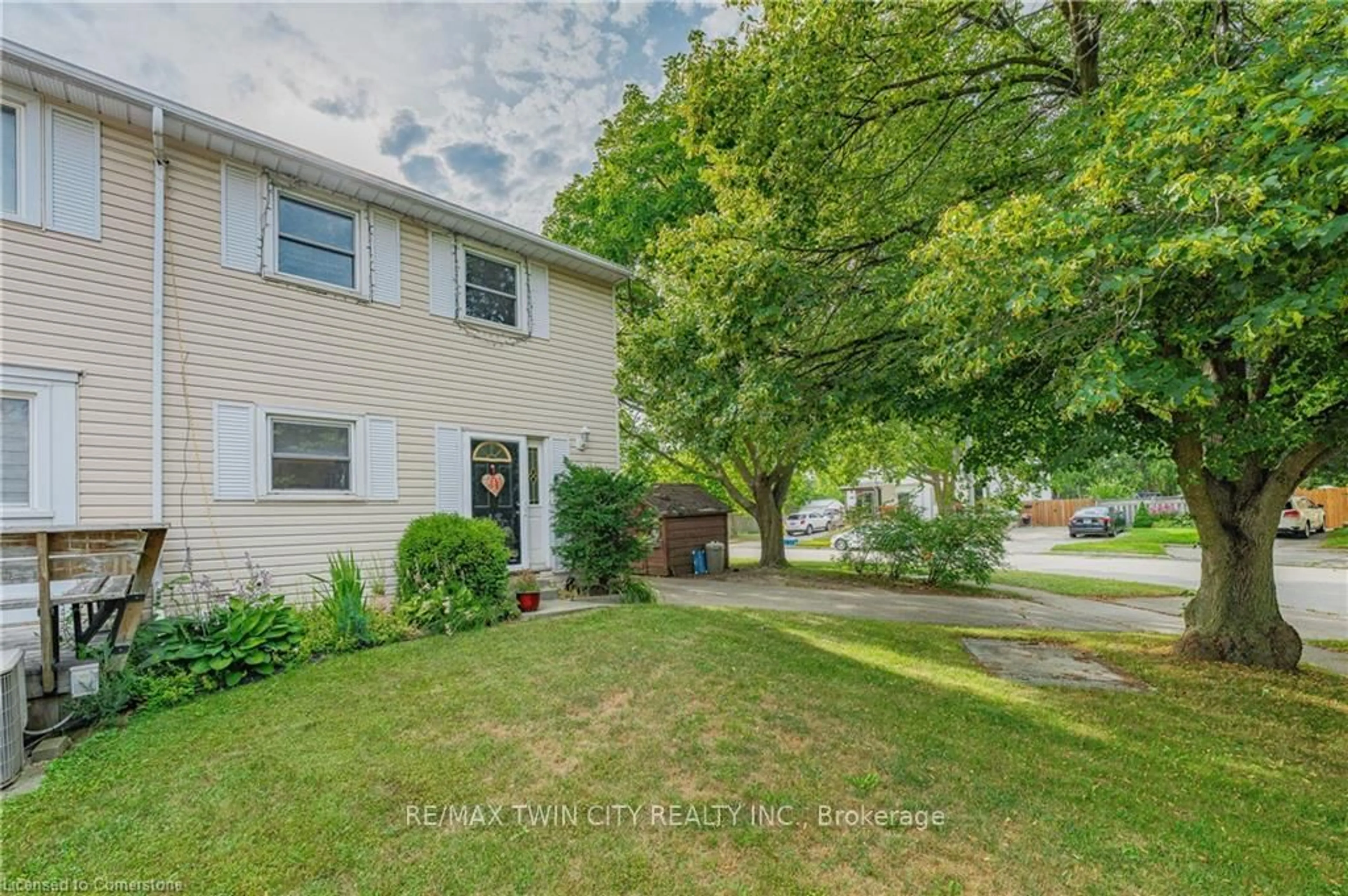 A pic from outside/outdoor area/front of a property/back of a property/a pic from drone, street for 1400 Wildren Pl, Cambridge Ontario N3H 5A9