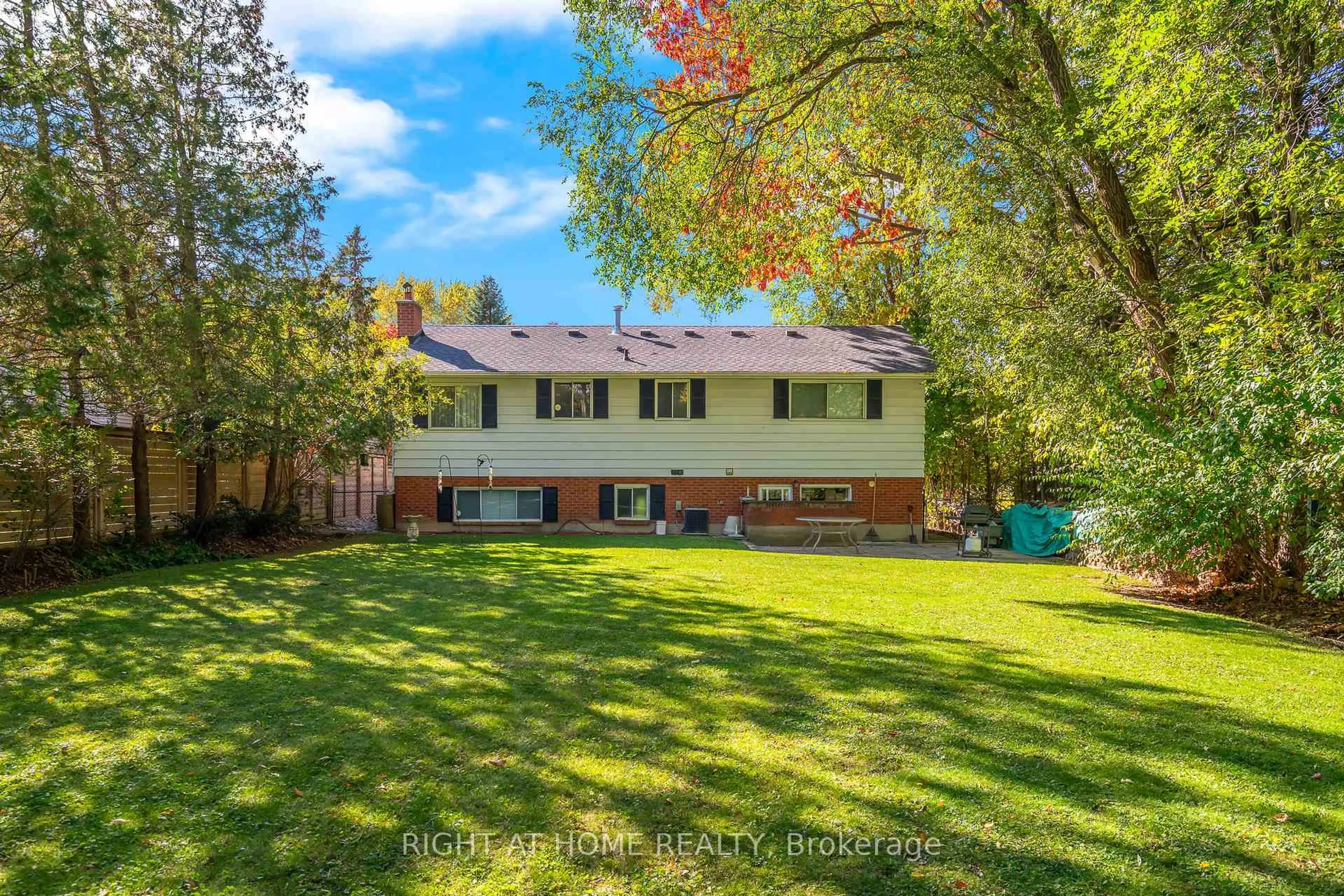 A pic from outside/outdoor area/front of a property/back of a property/a pic from drone, street for 225 Anne St, Niagara-on-the-Lake Ontario L0S 1J0