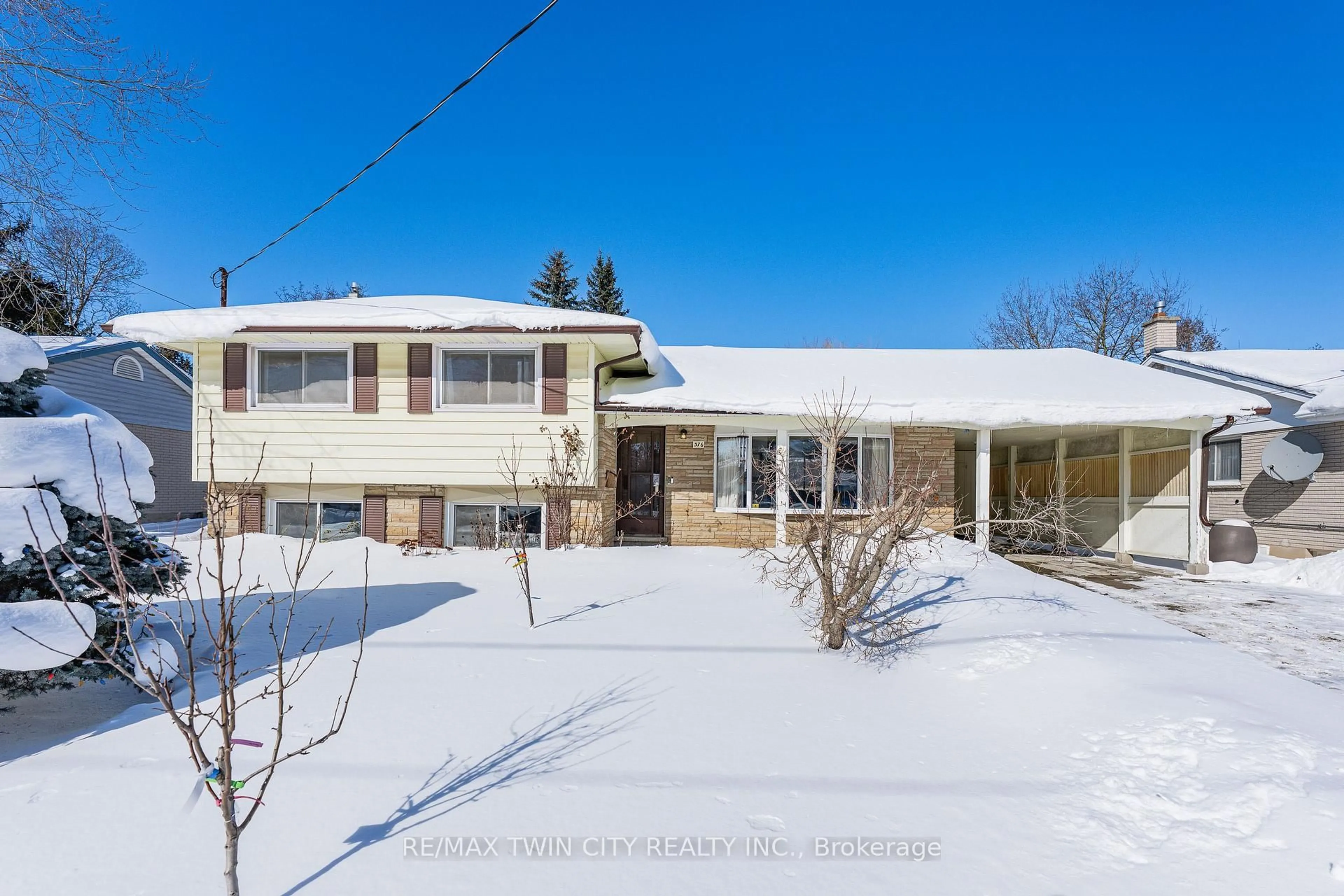 A pic from outside/outdoor area/front of a property/back of a property/a pic from drone, street for 376 Greenbrook Dr, Kitchener Ontario N2M 4K4