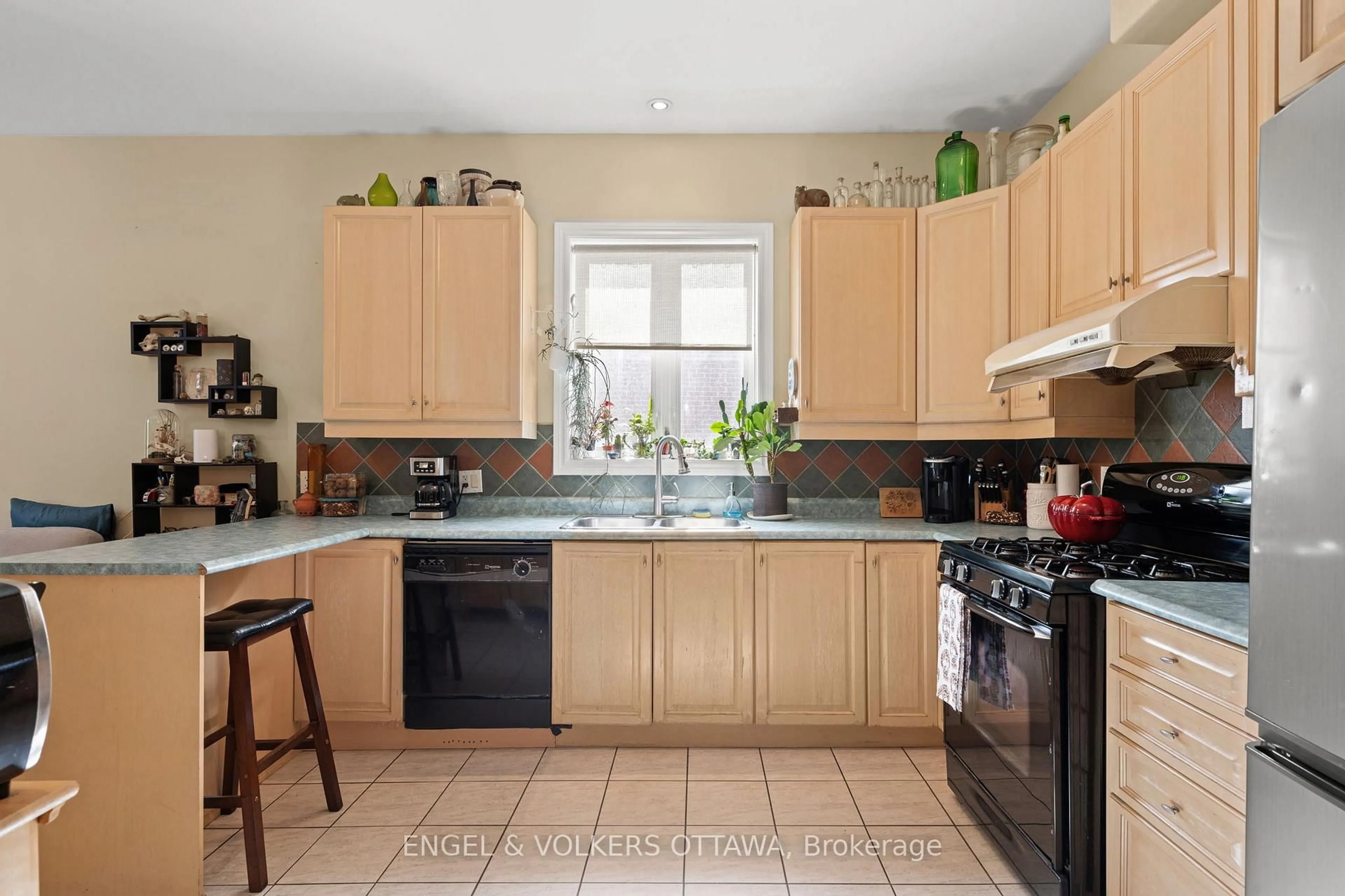 Standard kitchen, ceramic/tile floor for 116 Cambridge St #A & B, Ottawa Ontario K1R 7A7