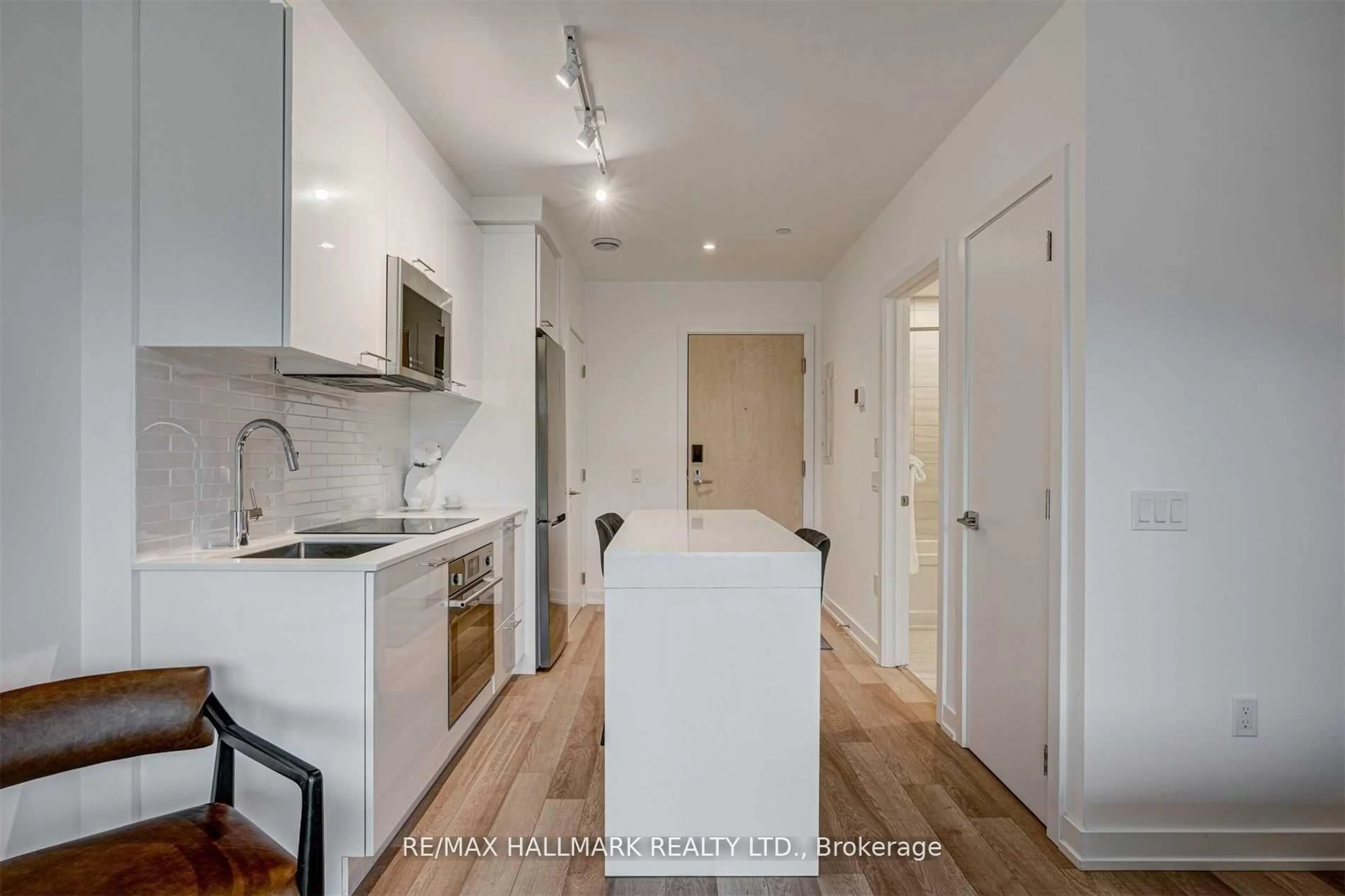 Standard kitchen, wood/laminate floor for 120 Carrick Tr #207, Gravenhurst Ontario P1P 1T9