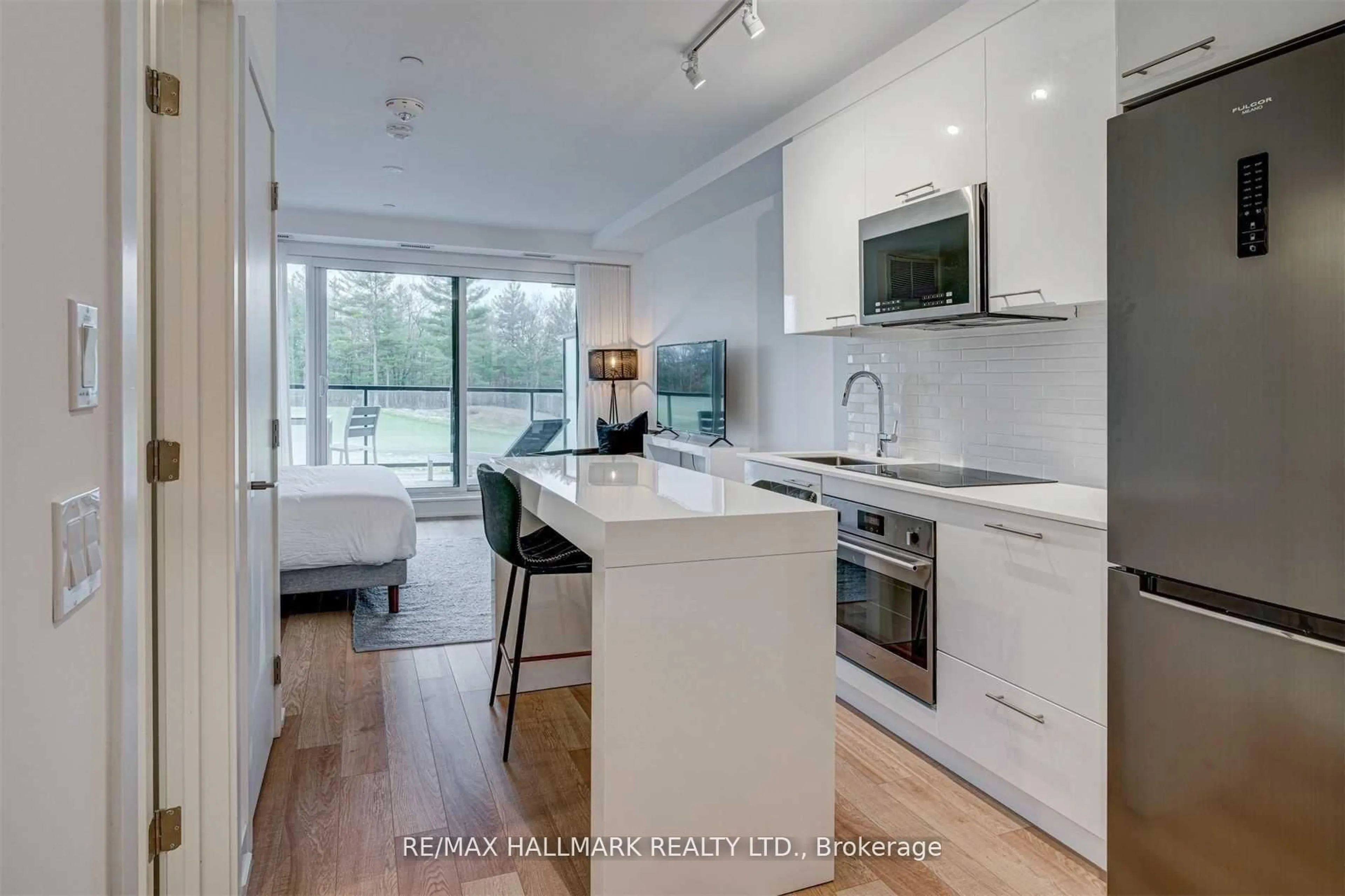 Open concept kitchen, wood/laminate floor for 120 Carrick Tr #207, Gravenhurst Ontario P1P 1T9