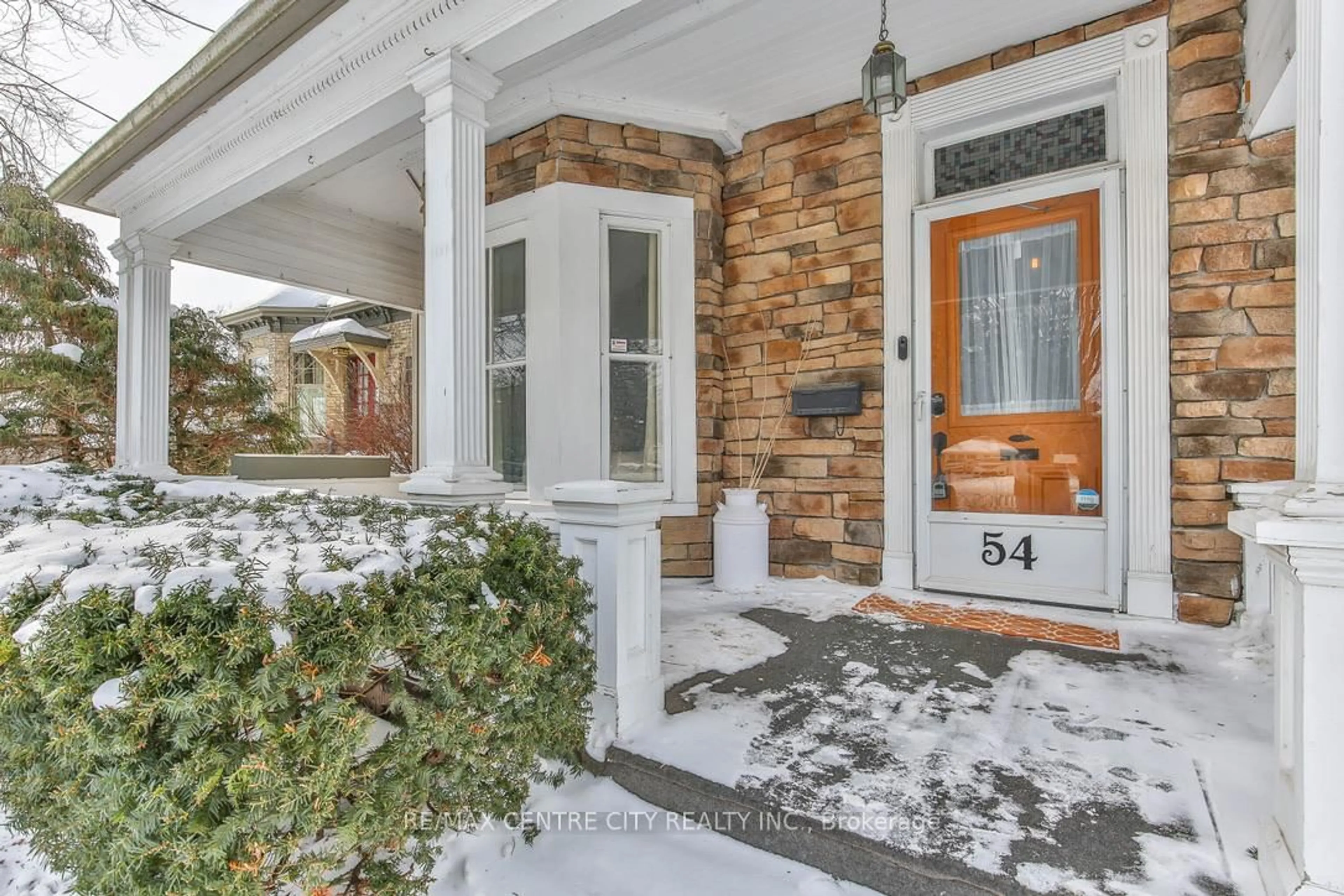 Indoor entryway for 54 William St, St. Thomas Ontario N5R 3H4