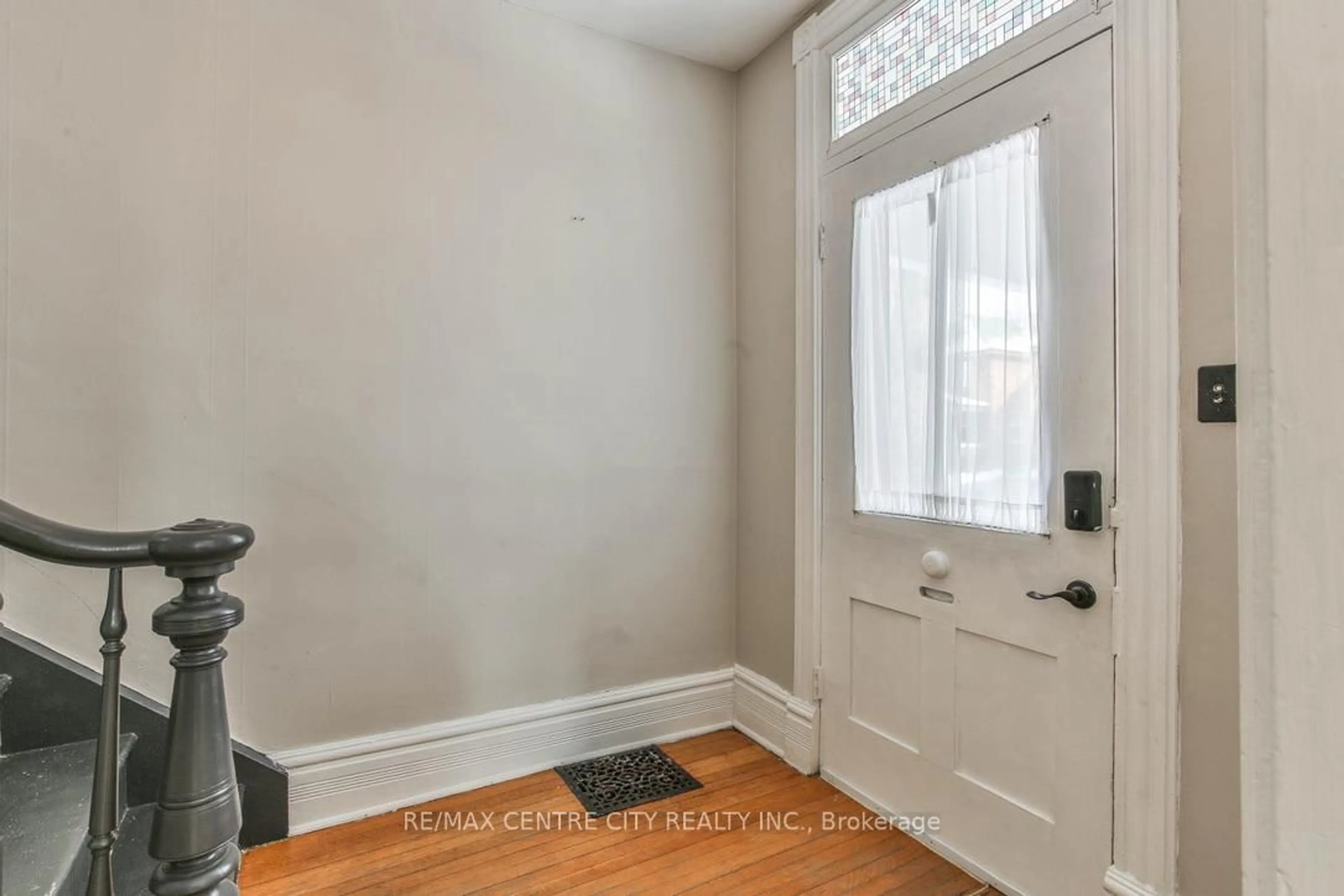 Indoor entryway for 54 William St, St. Thomas Ontario N5R 3H4