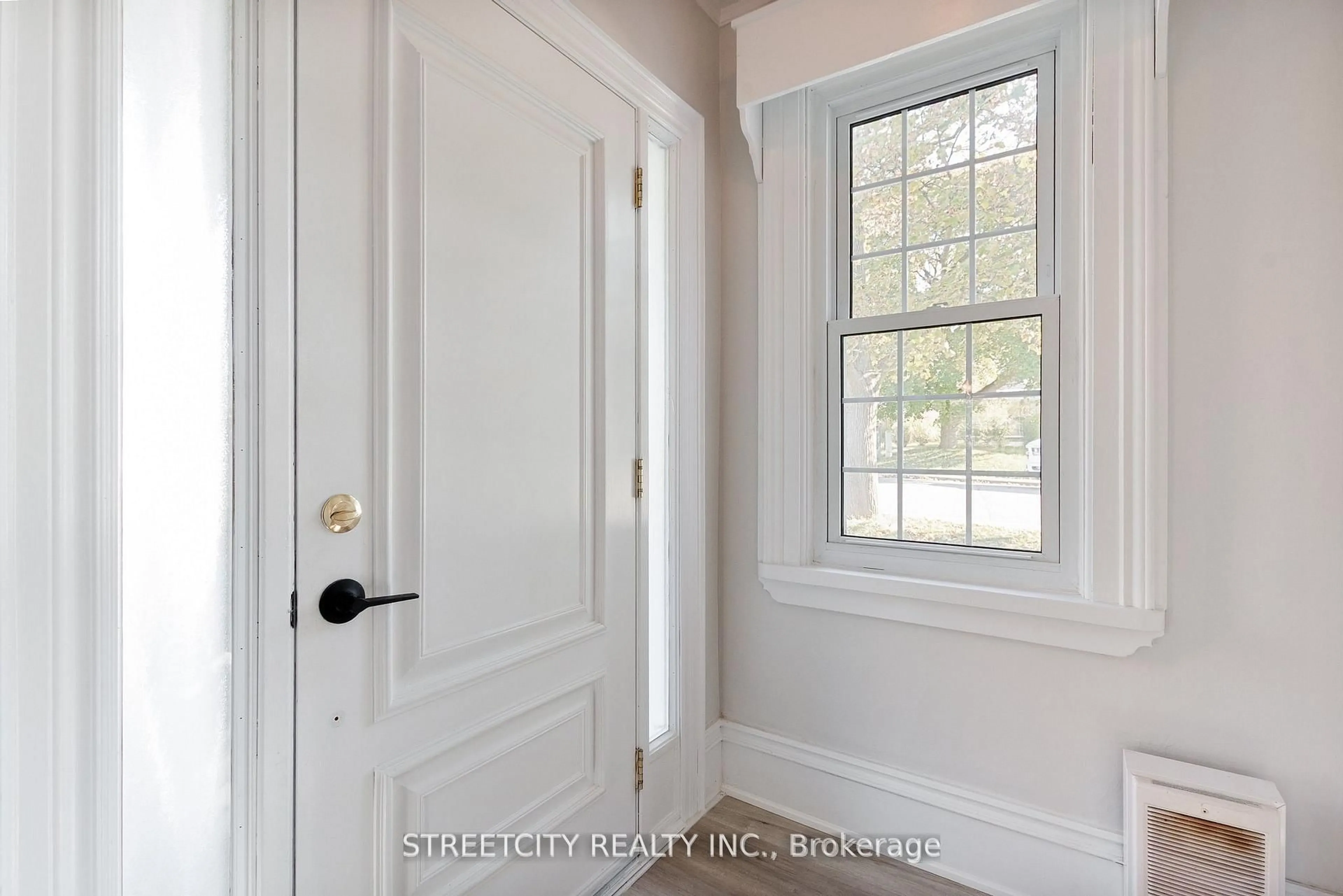 Indoor entryway for 58 Norwich Ave, Woodstock Ontario N4S 3V2