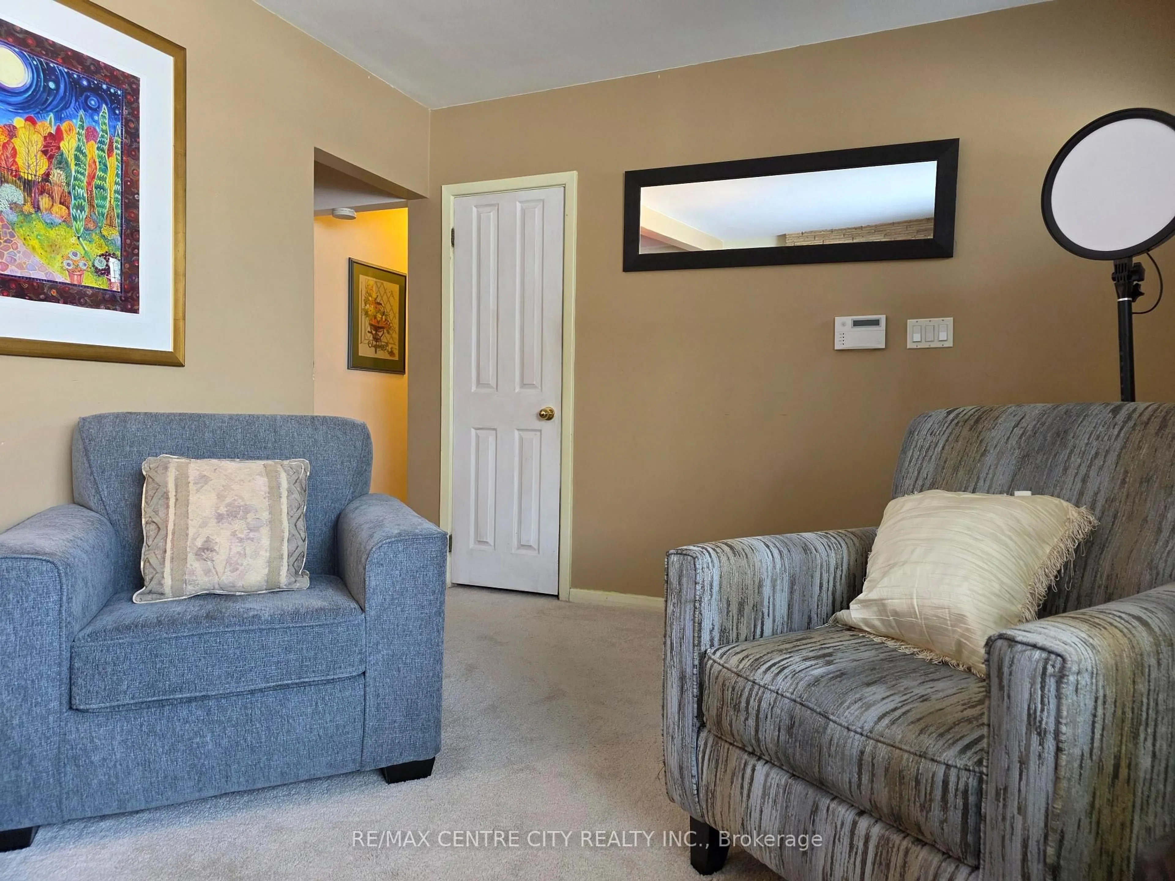 Living room with furniture, carpet floor for 193 Arlington Cres, London South Ontario N5Z 3C9