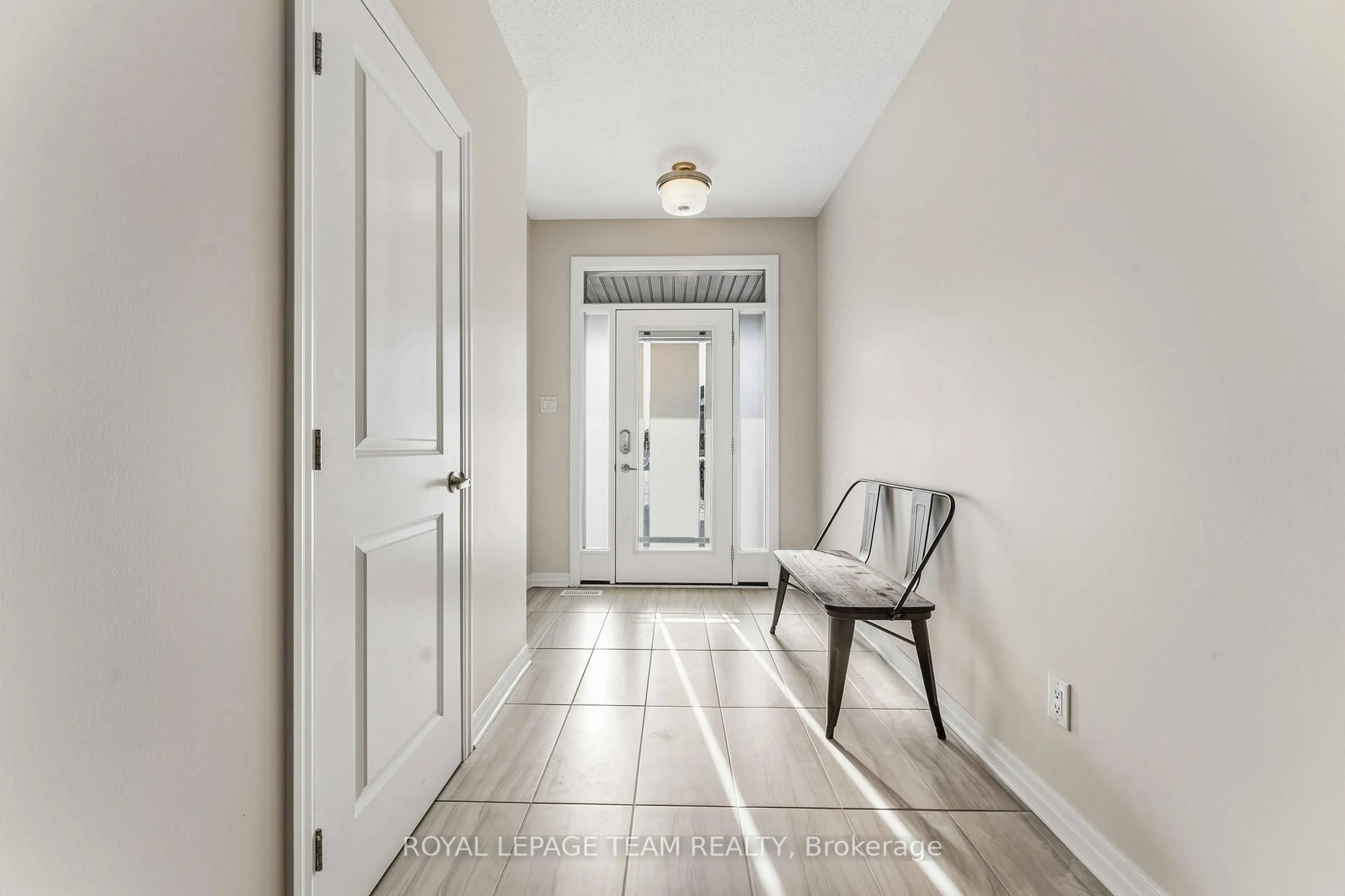 Indoor entryway for 133 Chevron Pl, Orleans Ontario K1W 0L6