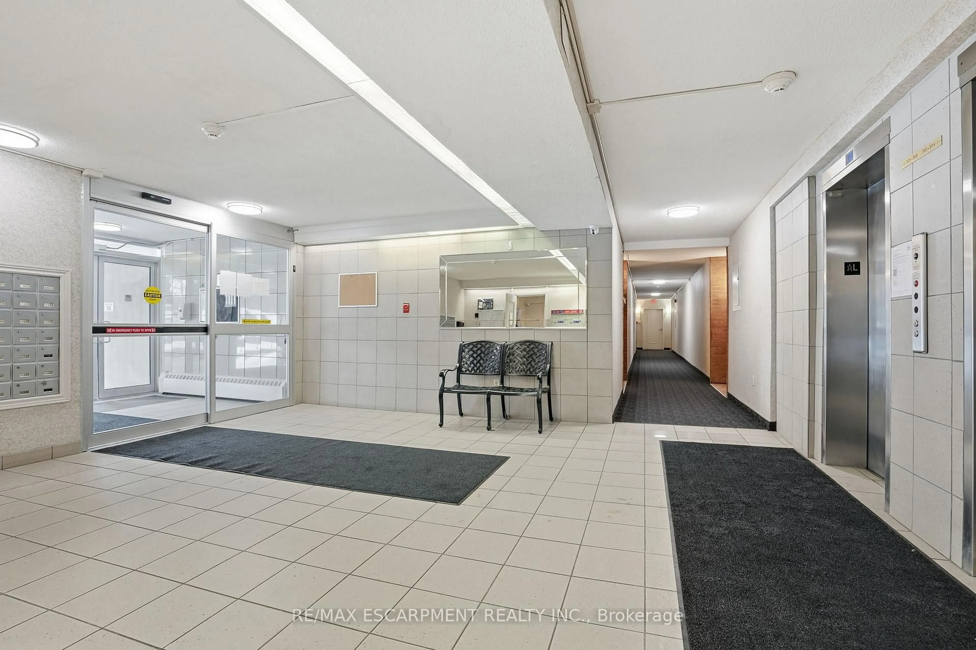 Indoor foyer for 1966 Main St #1001, Hamilton Ontario L8S 1J6
