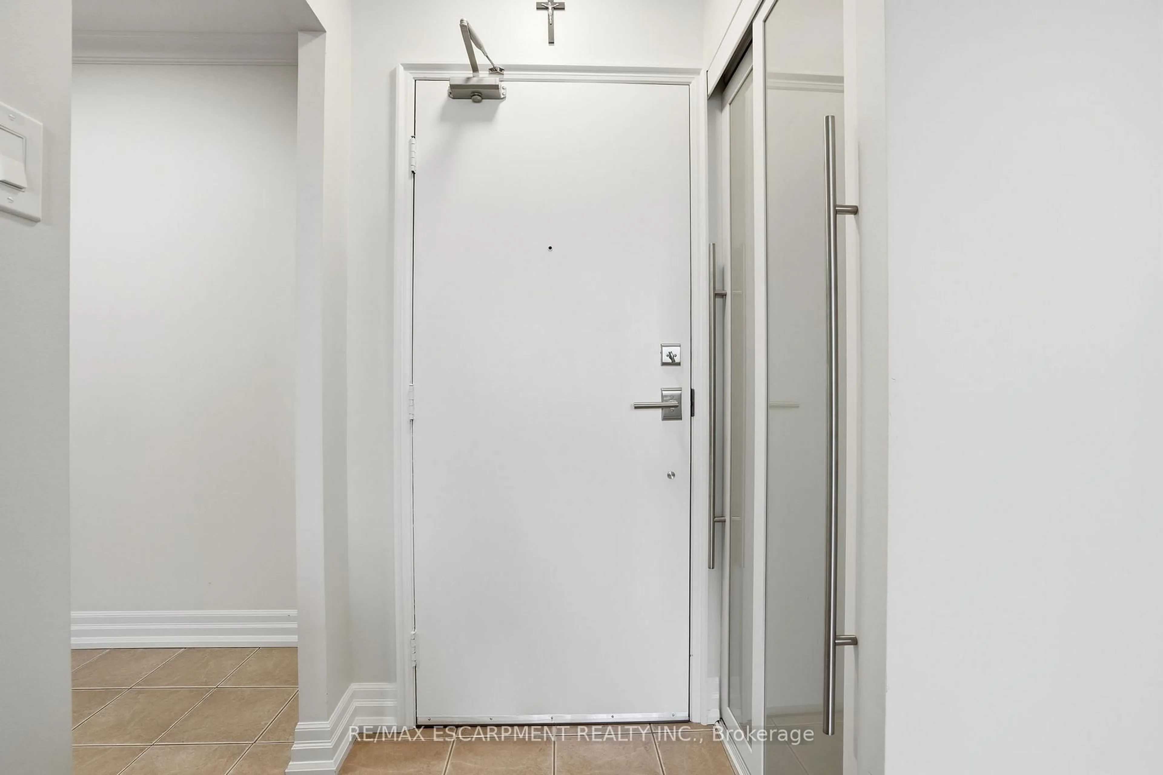 Indoor entryway for 1966 Main St #1001, Hamilton Ontario L8S 1J6