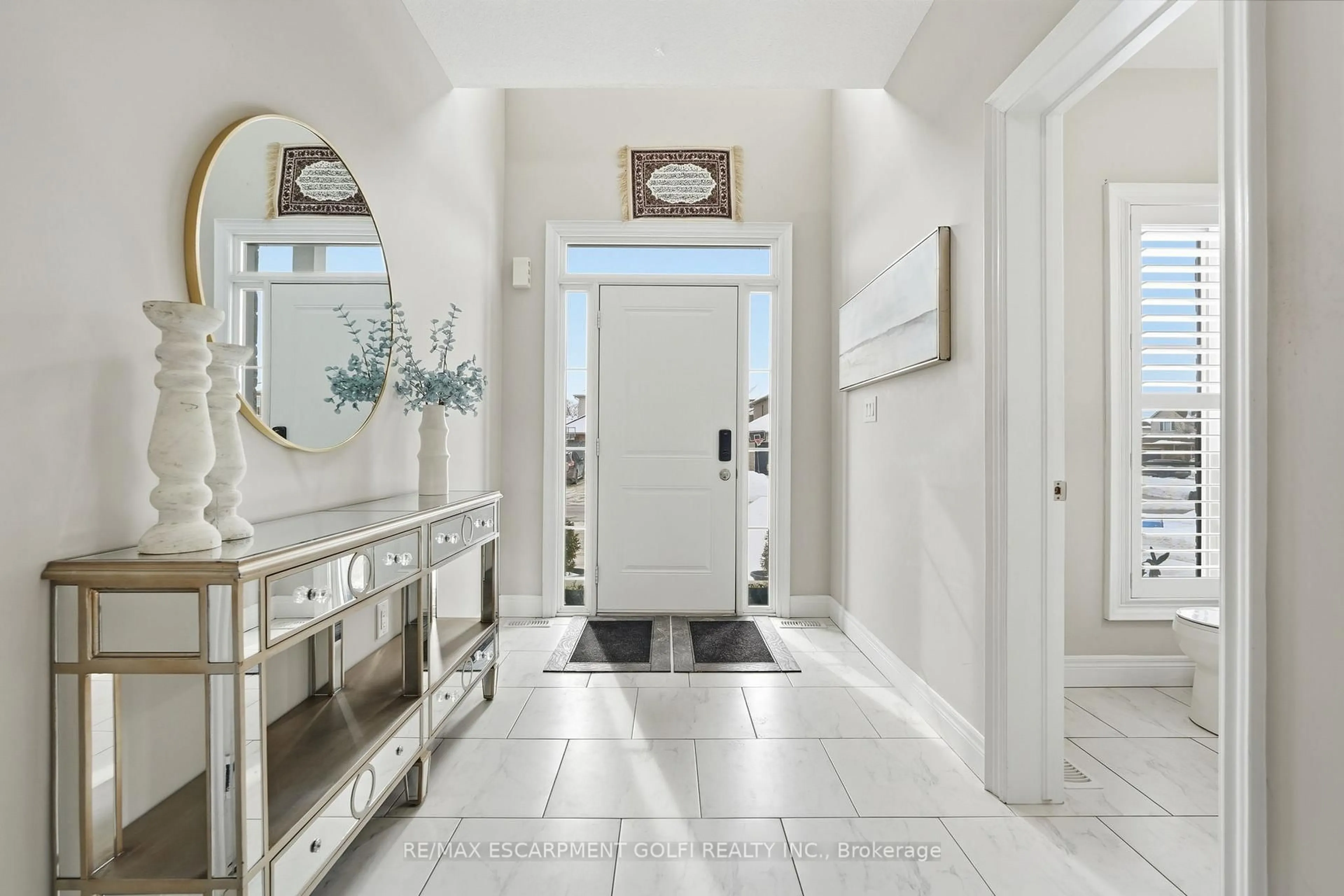 Indoor entryway for 123 Dulgaren St, Hamilton Ontario L8W 3J5