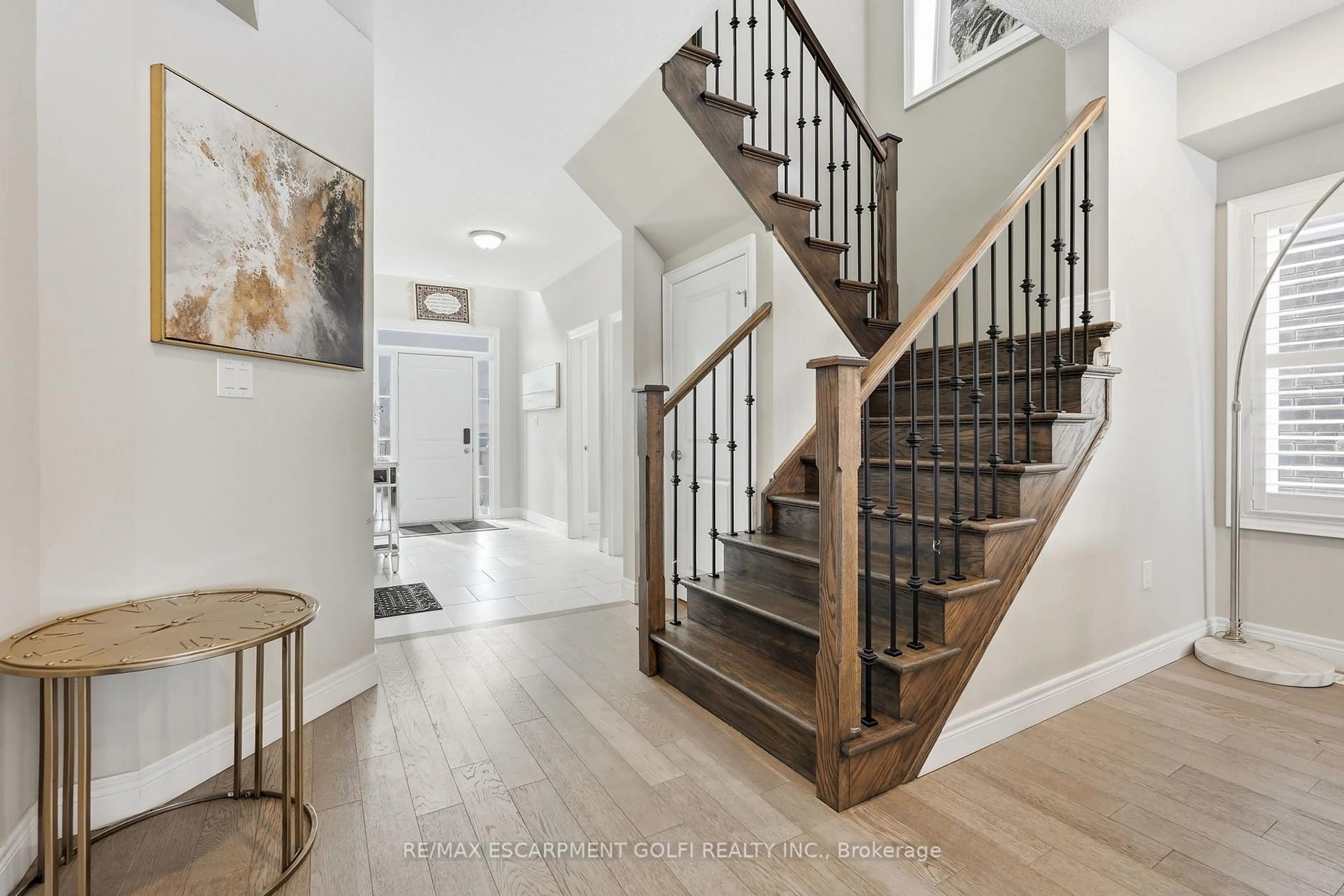 Indoor entryway for 123 Dulgaren St, Hamilton Ontario L8W 3J5