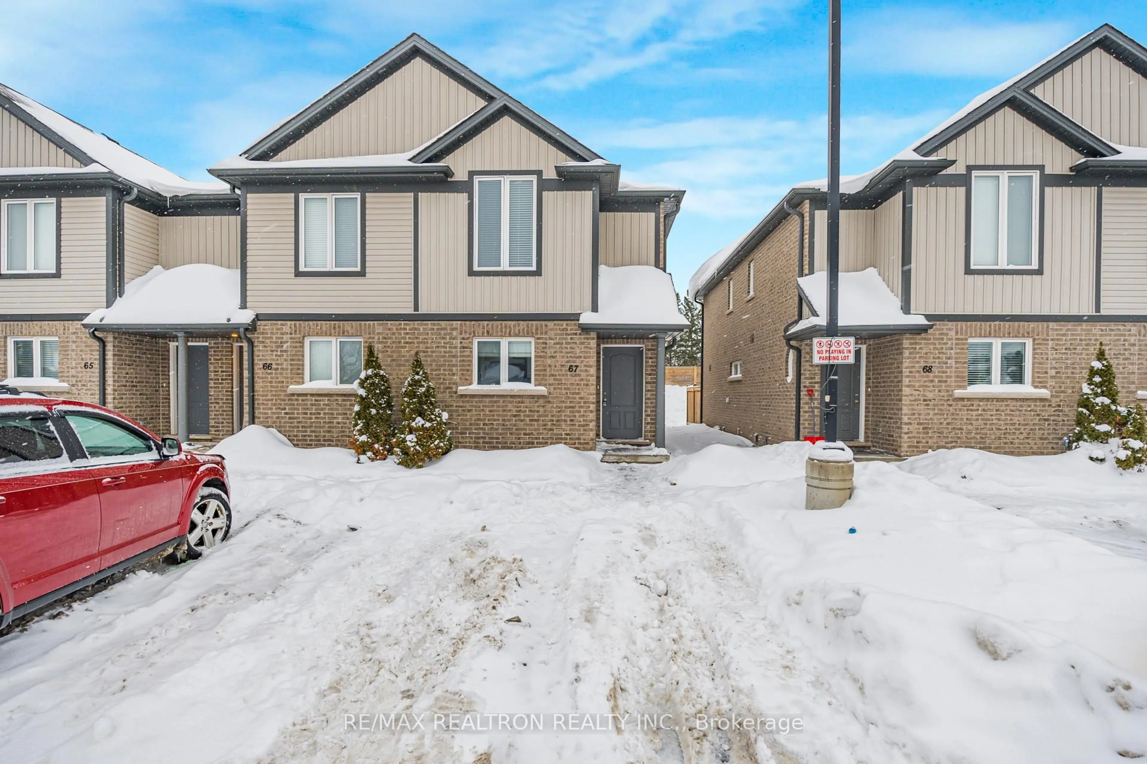 A pic from outside/outdoor area/front of a property/back of a property/a pic from drone, street for 7768 Ascot Circ #67, Niagara Falls Ontario L2H 3P9