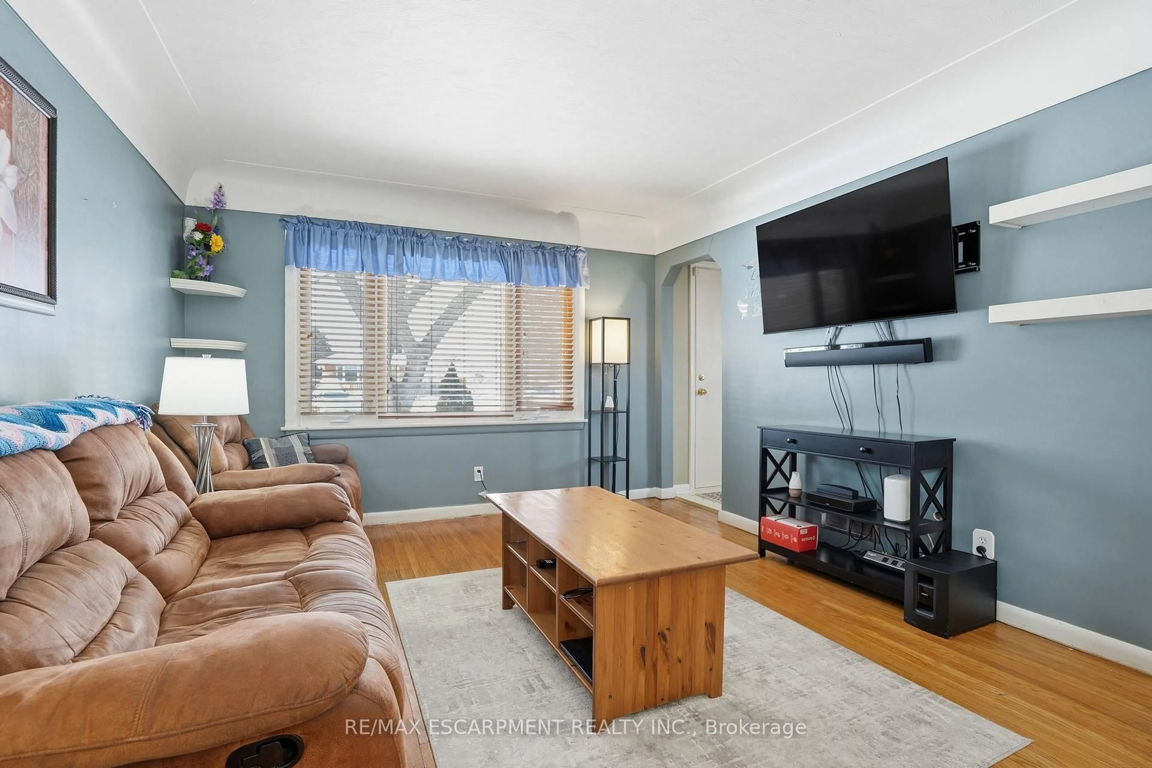Living room with furniture, wood/laminate floor for 363 East 14th St, Hamilton Ontario L9A 4C3