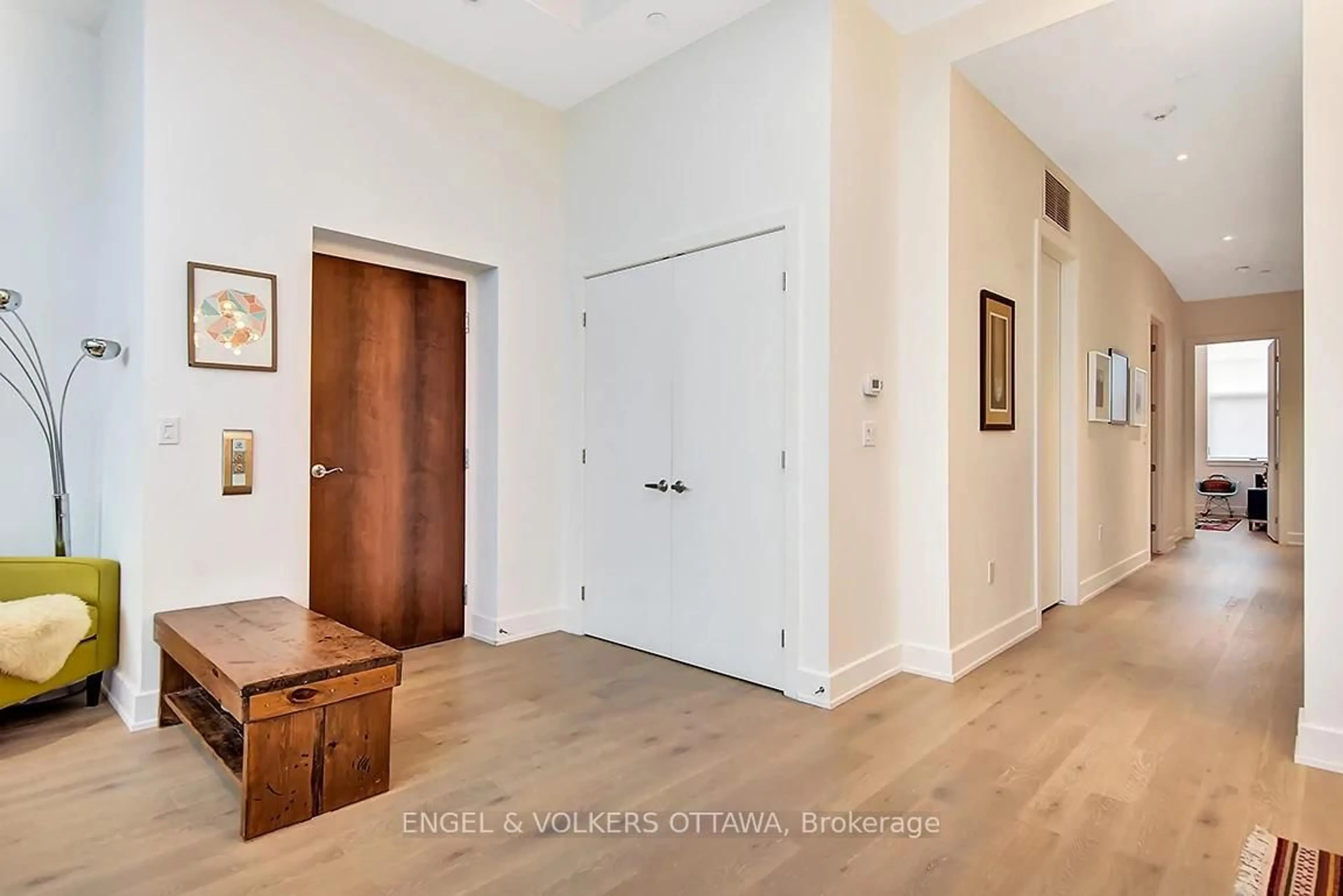 Indoor entryway for 12 Stirling Ave #202, Ottawa Ontario K1Y 1P8
