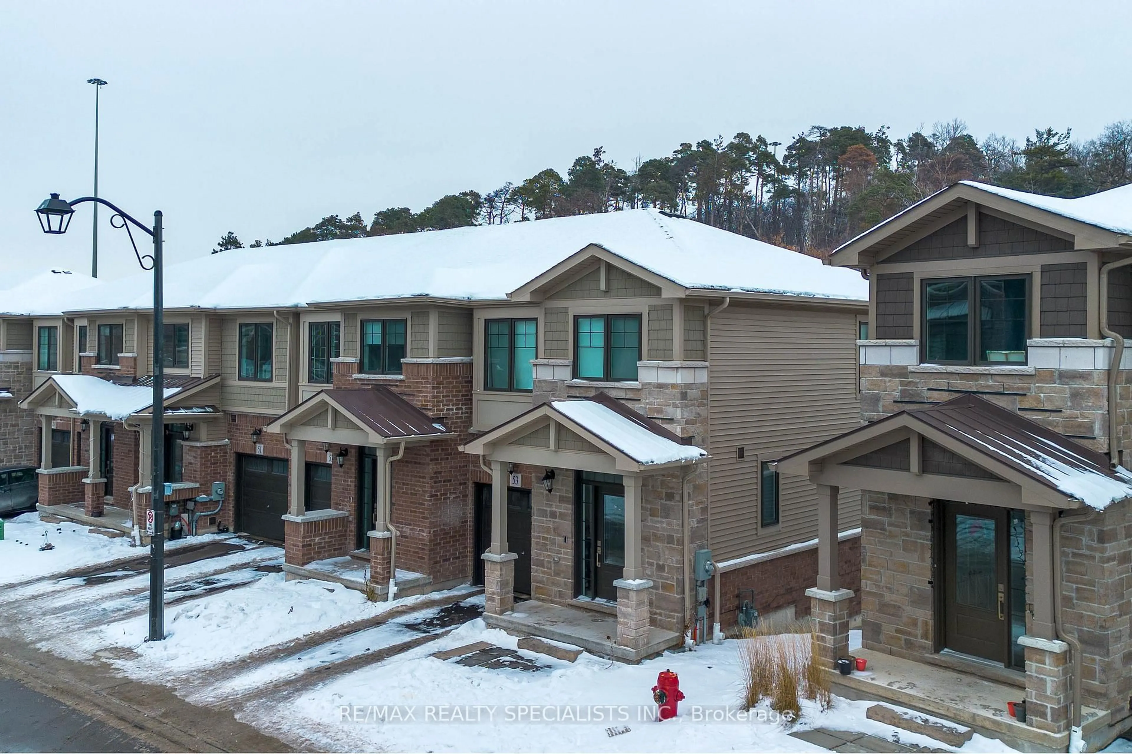 A pic from outside/outdoor area/front of a property/back of a property/a pic from drone, unknown for 100 Hollywood Crt #53, Cambridge Ontario N1R 8J8