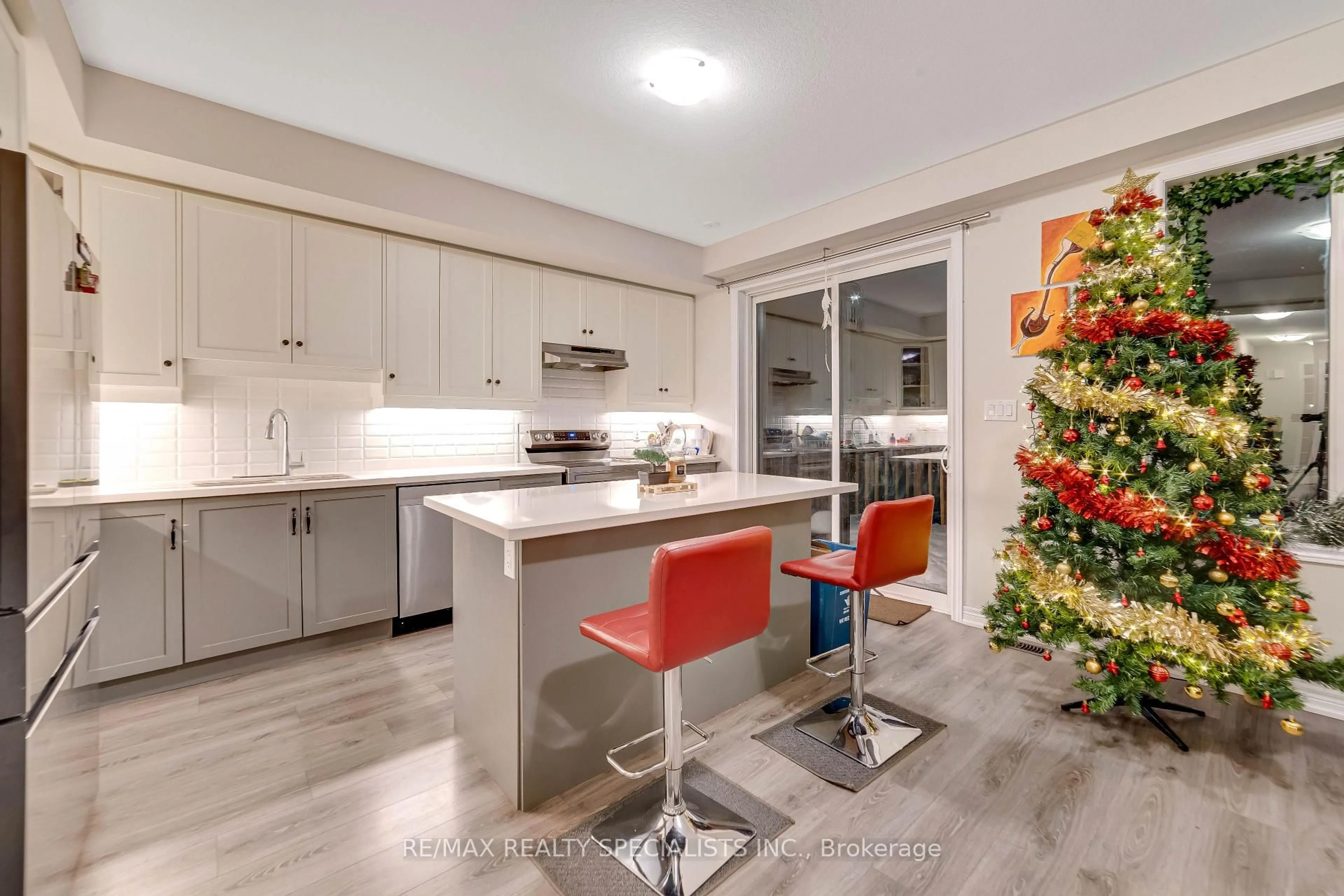 Open concept kitchen, ceramic/tile floor for 100 Hollywood Crt #53, Cambridge Ontario N1R 8J8