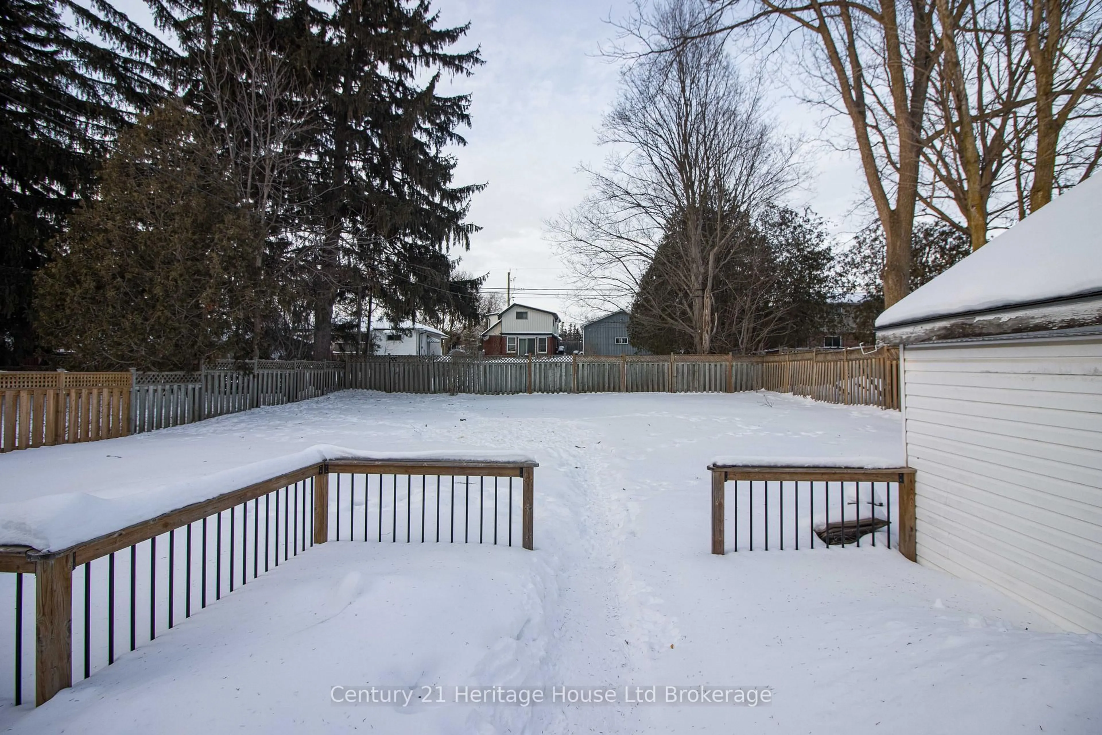 A pic from outside/outdoor area/front of a property/back of a property/a pic from drone, street for 175 Canterbury St, Ingersoll Ontario N5C 1E2