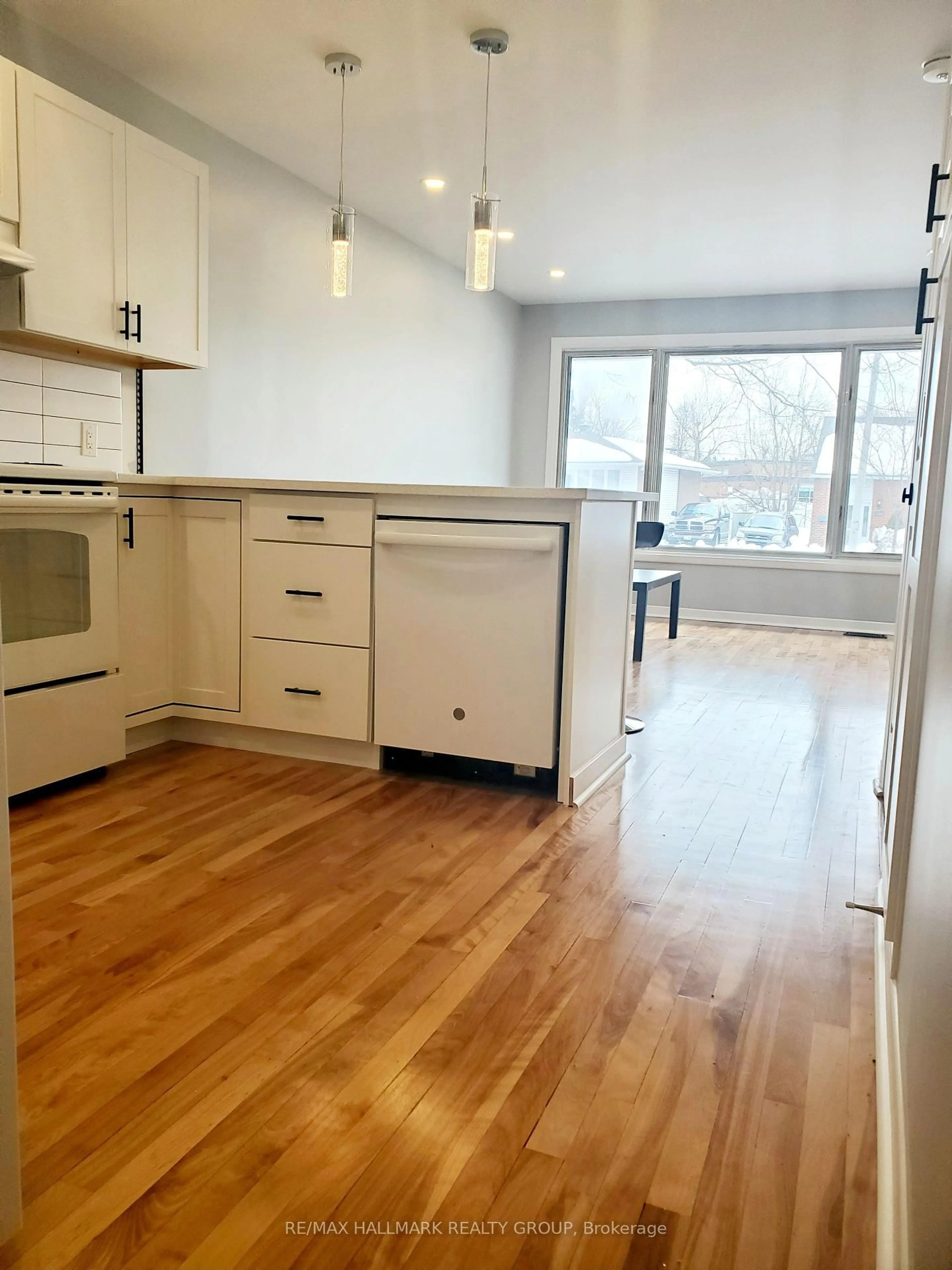 Open concept kitchen, wood/laminate floor for 1329 Bloomsbury Cres, Ottawa Ontario K2C 2Y8