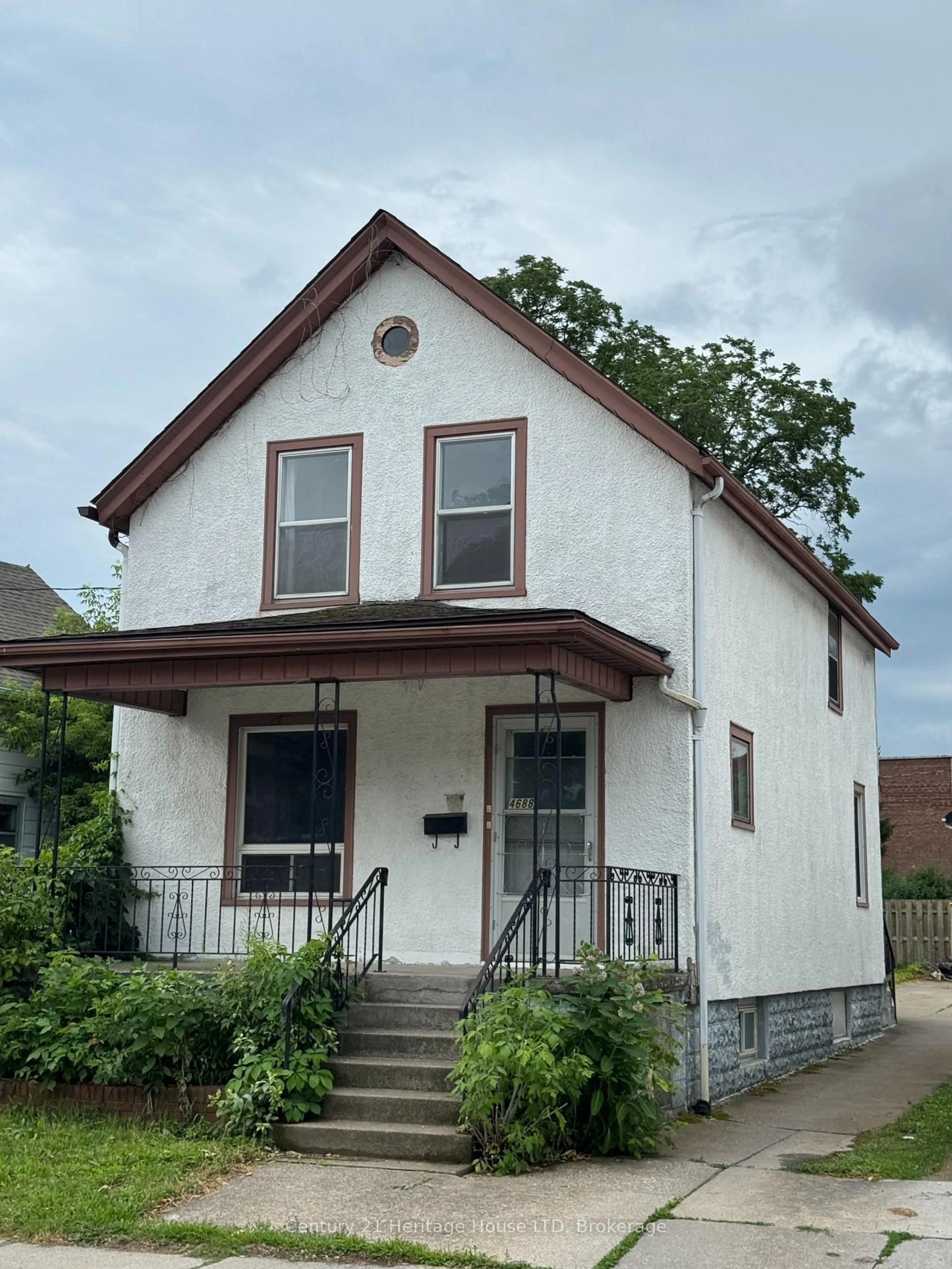 Home with vinyl exterior material, building for 4688 Ryerson Cres, Niagara Falls Ontario L2E 1E5