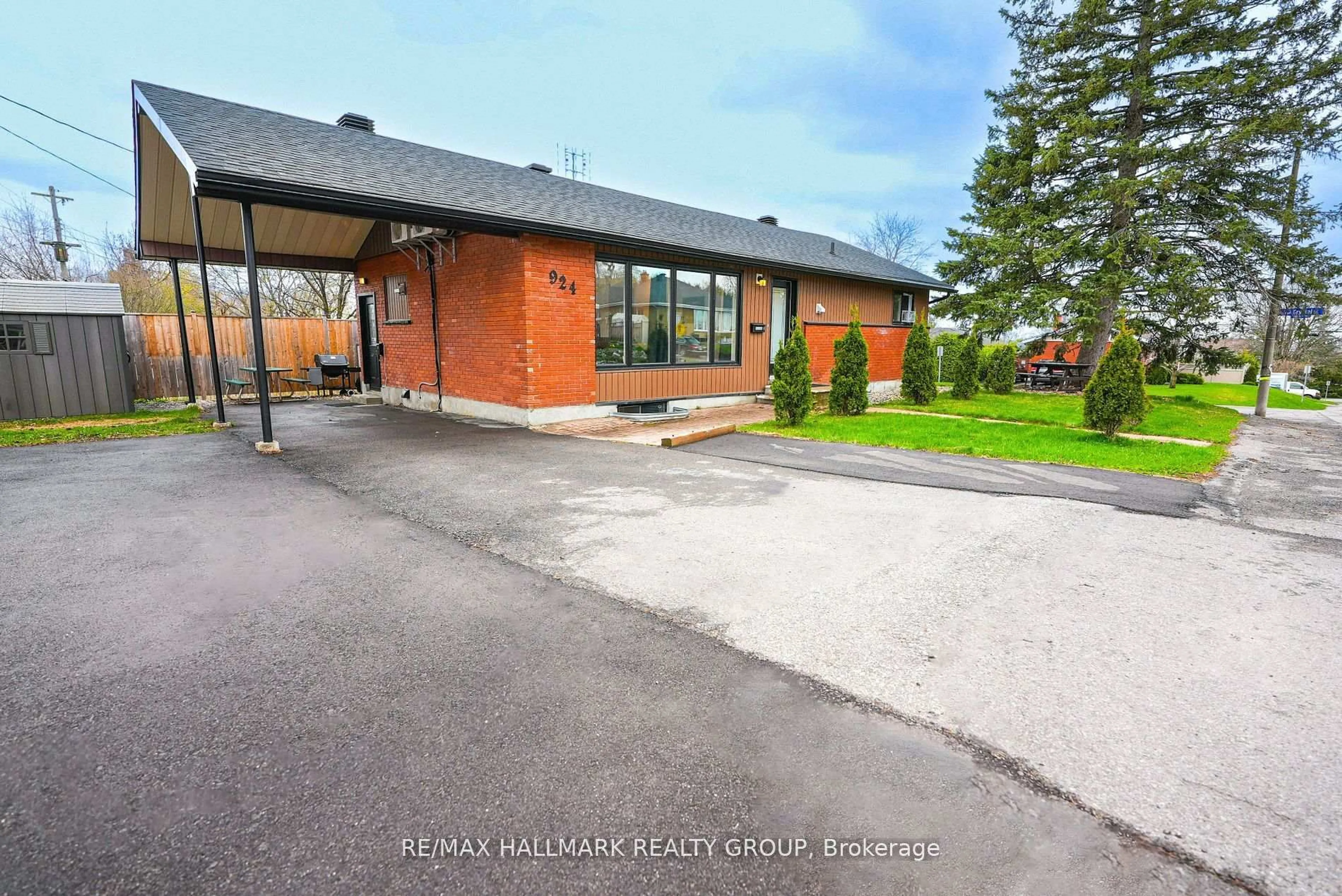 A pic from outside/outdoor area/front of a property/back of a property/a pic from drone, building for 924 Bermuda Ave, Ottawa Ontario K1K 0V6