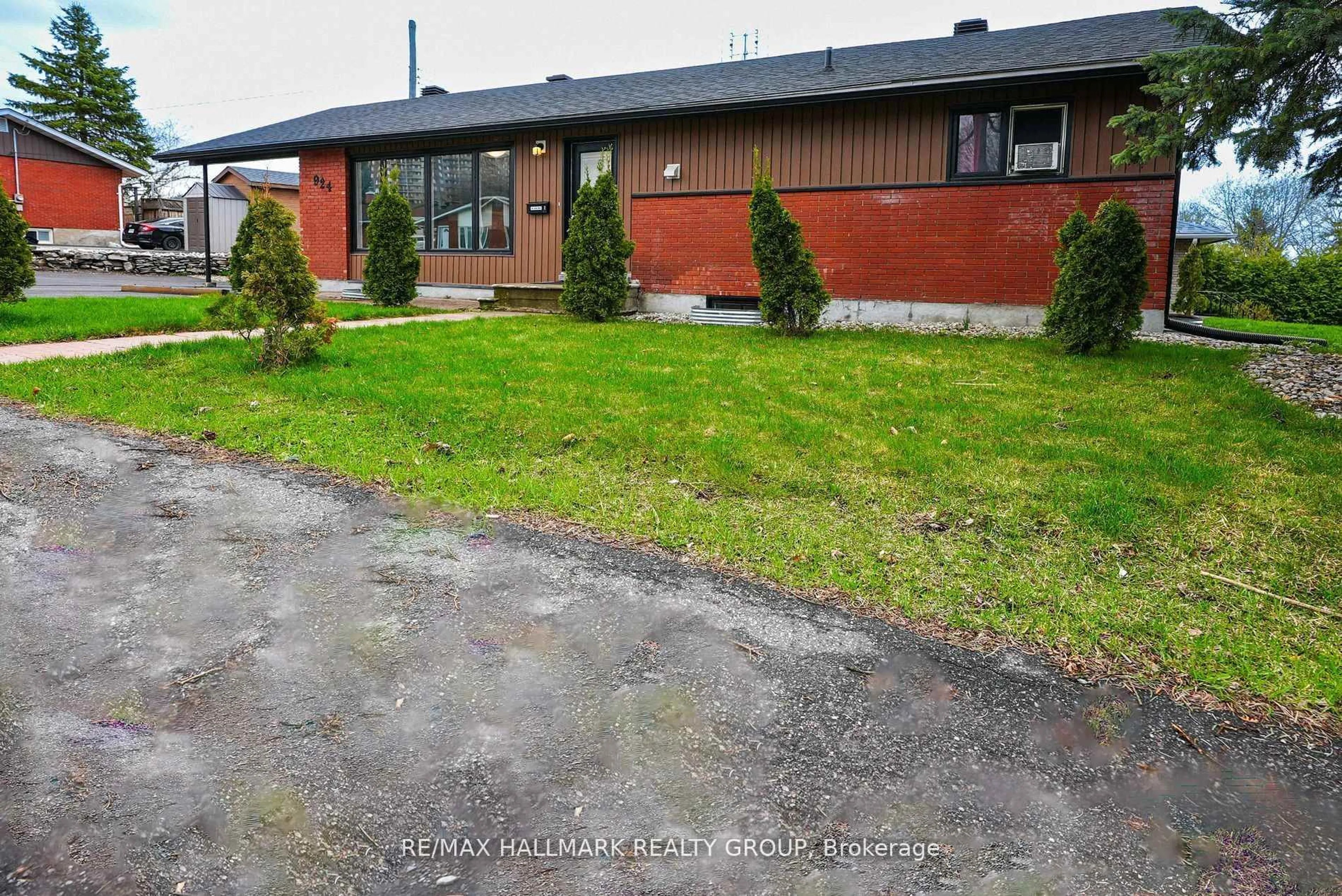 A pic from outside/outdoor area/front of a property/back of a property/a pic from drone, building for 924 Bermuda Ave, Ottawa Ontario K1K 0V6