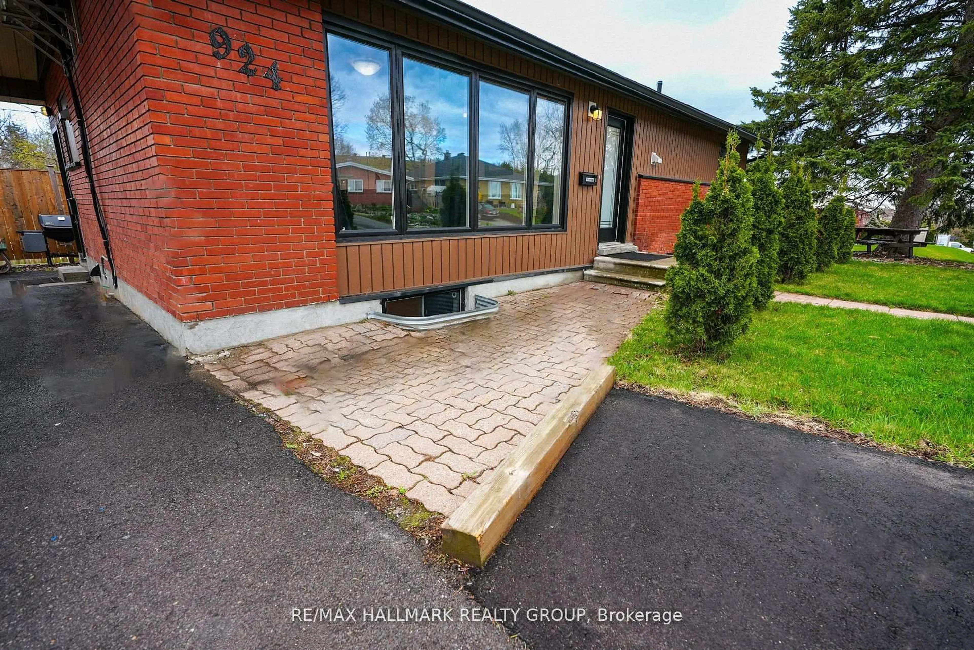 Patio, building for 924 Bermuda Ave, Ottawa Ontario K1K 0V6